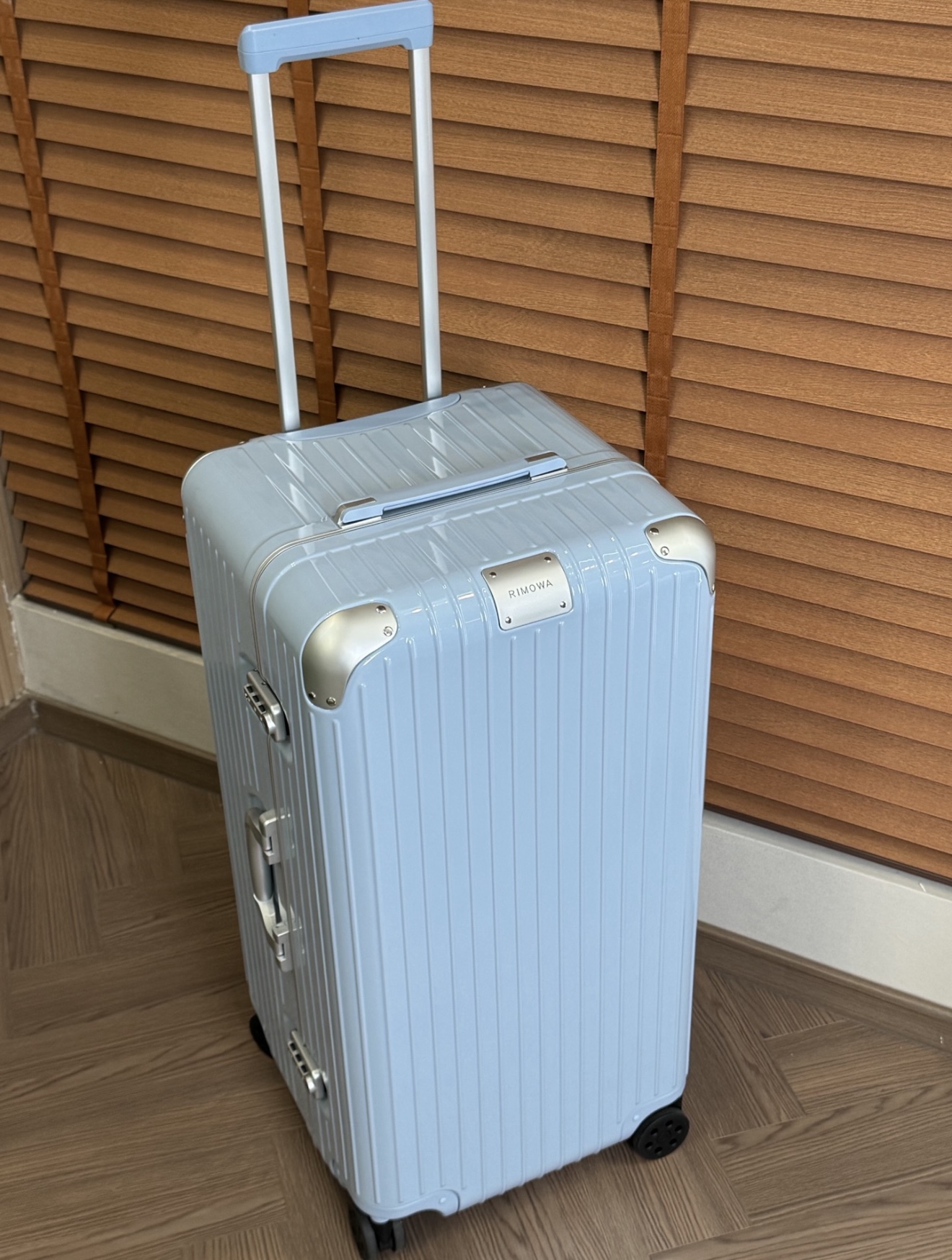 NO:741005,The same model as Gao Yuanyuan's RIMOW/Rimo w. Hybird series, the highest version on the market, aluminum alloy frame, aluminum alloy corner protectors, and the most difficult to work with among Rimo w polycarbonate. The tie rod is the original molded and re-engraved stepless bouncing tie rod, the integrated re-engraved signboard matches the latest logo, and the wheel is a steel wheel with an axle layer, size 21-26-30-33  Color milky white-/black with silver corner guards/blue-green/latest matte matte black/sky blue,19860909高圆圆同款RIMOW/日默w. Hybird 系列 市场最高版本,铝合金框,铝合金护角, 也是日默w聚碳酸脂里面做工难度最高的一款, 拉杆为原版开模复刻无级弹跳拉杆,一体复刻标牌对版最新logo,轮子带轴层的钢轮, 尺寸21-26-30-33 颜色乳白-/黑色配银色护角/蓝青色/最新磨砂哑黑/天蓝色,,luggage