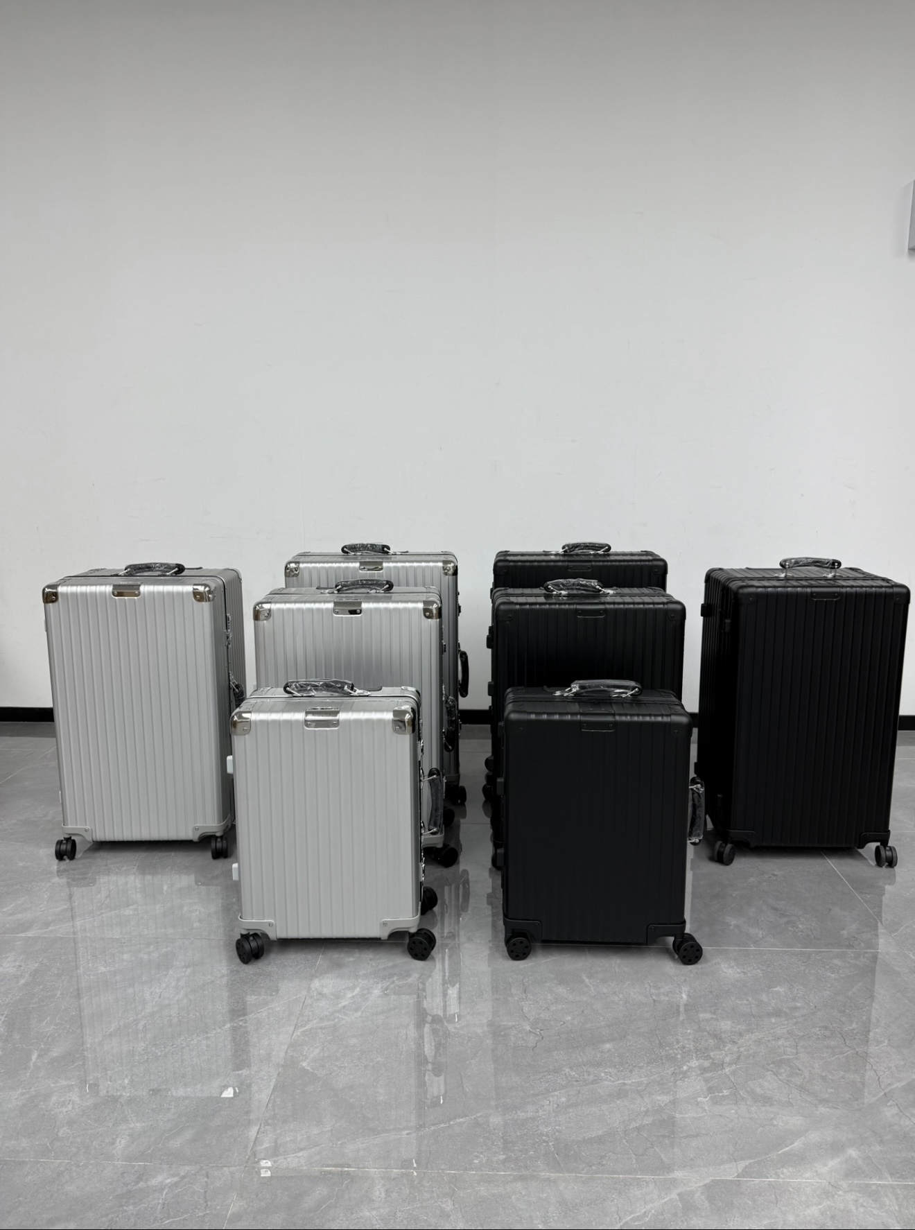 NO:740998,Rimo w counter z new style!  972 retro version of all-aluminum-magnesium alloy, bouncing all-aluminum tie rods, new z-integrated logo, unified M logo on the interior/hinges/wheels, high-end hard oxidation is more advanced than anodizing to make the box harder, 50-degree rubber tires make the universal wheels more silent, stainless steel nails will not rust in the sun and rain, and the mirror-like surface TSA international customs lock network is unimpeded!  Color, black/silver, size 20 inches 55×20×40, 24 inches 71×26×47, 28 inches 79×27×52cm,19860909日默w专柜z新款！972复古版全铝镁合金, 弹跳全铝拉杆,z全新一体标logo,内里/合页/轮子统一M标志,高端的硬制氧化比阳极氧化更高级使箱体更坚硬,50度橡胶轮胎使万向轮更加静音,不锈钢钉日晒雨淋不会生锈,镜面感Tsa国际海关锁通网国际畅通无阻！ 颜色,黑色/银色, 尺寸20寸55×20×40 24寸71×26×47 28寸79×27×52cm,,luggage