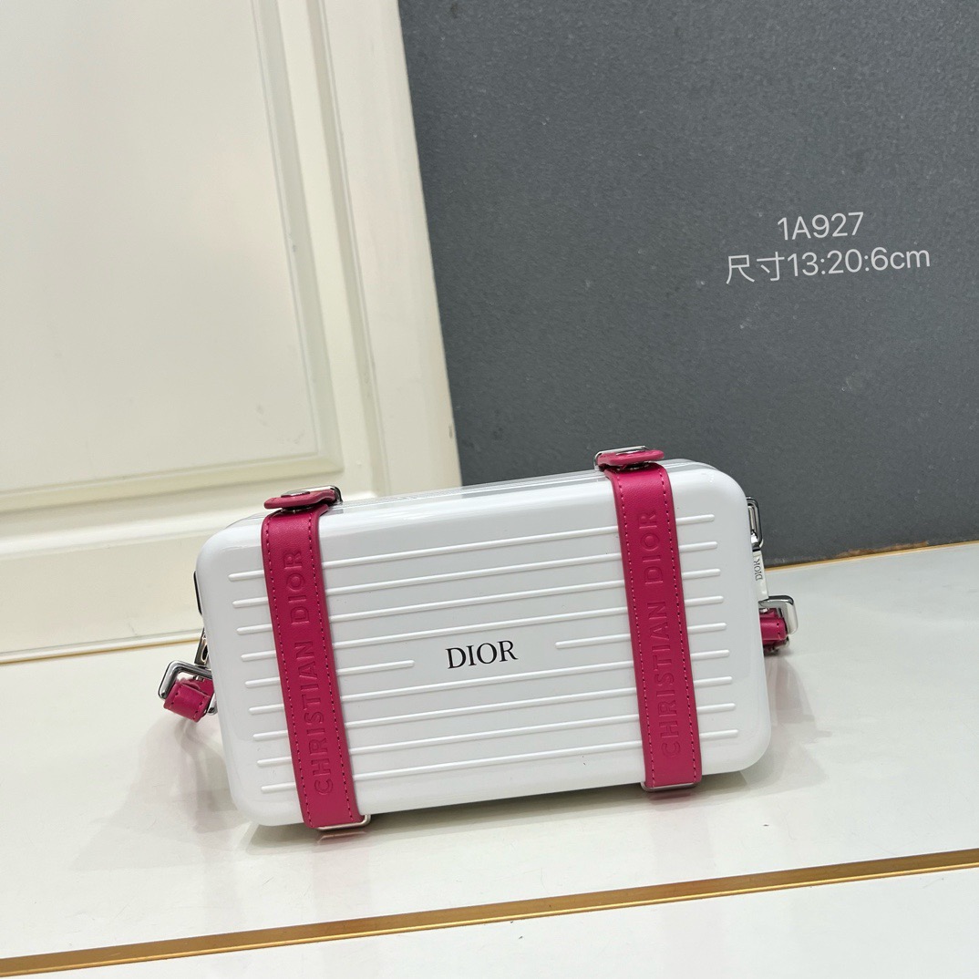 NO:740990,D Home x Rimow w limited edition crossbody bag/clutch bag, unisex, the first joint branding of two top quality products, also available in suitcases, cleverly blending travel feelings with excellent skills. The detailed design is full of high-end, with detachable shoulder straps, single shoulder/hand holding can be switched at will, very soft and comfortable, the inner capacity is actually enough, you can put other small items in when you put down your mobile phone, so you don’t have to worry about daily needs.,, dior, satchels, crossbody bags, handbag19860909D家x Rimow日默w限量联名款斜挎包/手拿包,男女通用,两个顶级精品的首度联名,旅行箱也有,将旅行情怀与卓越技艺巧妙糅合. 细节设计充满高级感,可拆卸肩带,单肩/手拿随意切换,非常柔软舒适,内里容量其实完全够用,放下手机还能放入其他小零碎,所以不用担心日常需求.,,dior,satchels,crossbody bags,handbag,luggage