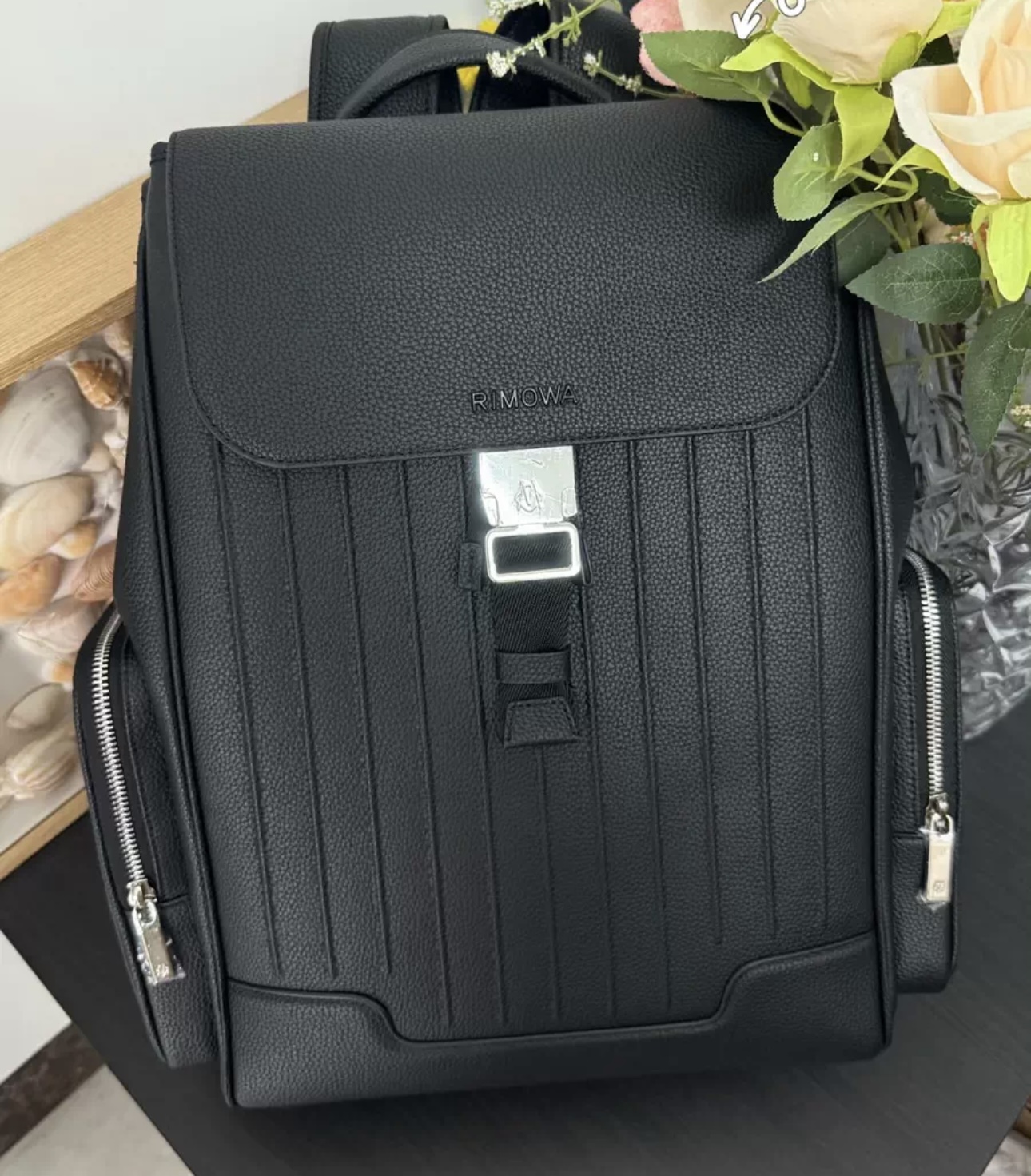 NO:740996,Brand new Full leather shipment The most popular clamshell full leather backpack recently is here. This is RMW's NeverStill series, a brand new iconic item inspired by the legendary grooved texture suitcase. It brings a modern, practical and elegant solution to daily commuting and business activities! And this one is also a large size, suitable for placing laptops and other necessities. It can hold many things while the thickened straps and back panels provide everyone with a comfortable journey. It is the same style for men and women.  Girls look handsome and look good on their backs! Two colors, pink, black, elephant gray, large size 44x37x16cm, versace19860909全新 全皮出货近期最火的翻盖全皮双肩来了 这是RMW家的NeverStill系列,以传奇性凹槽纹理行李箱为灵感设计的全新标志款单品,为日常通勤商务活动等带来了现代实用且优雅的解决方案! 而且这一款还是一个大号的尺寸,适合放置笔记本等必需 品,在放置许多东西的同时加厚的背带和背板为大家提供舒适 的旅途而且男女同款 女生背起来帅帅的也好看! 俩个色粉色黑色大象灰大号尺寸44x37x16cm,,versace,luggage