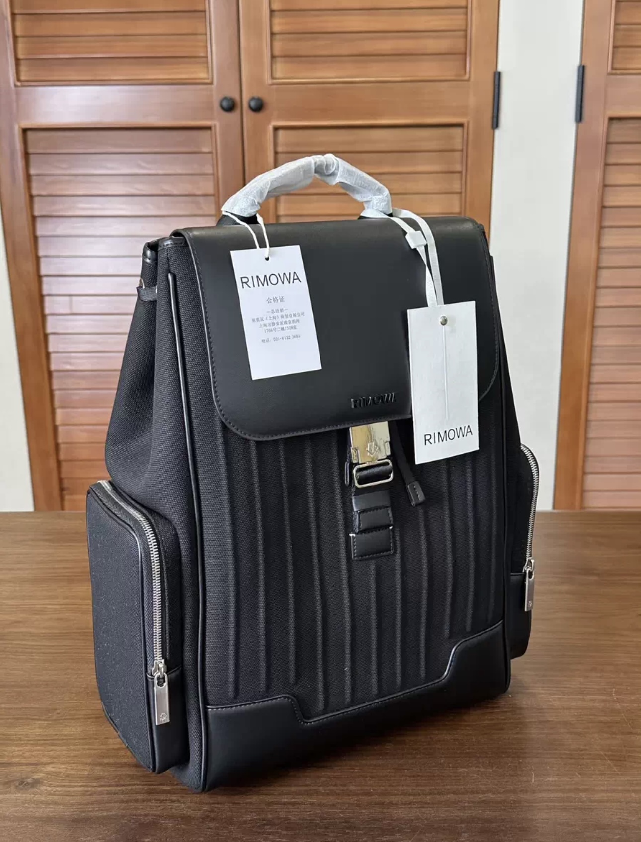 NO:740999,Brand new This is RMW's NeverStill series, a new iconic item inspired by the legendary grooved texture suitcase, which brings modern, practical and elegant solutions to daily commuting and business activities! And this one is also a large size, suitable for placing notebooks and other necessities.19860909全新 这是RMW家的NeverStill系列,以传奇性凹槽纹理行李箱为灵感设计的全新标志款单品,为日常通勤商务活动等带来了现代实用且优雅的解决方案! 而且这一款还是一个大号的尺寸,适合放置笔记本等必需 品,在放置许多东西的同时加厚的背带和背板为大家提供舒适 的旅途而且男女同款 女生背起来帅帅的也好看! 尺寸44x37x16cm,,versace,luggage