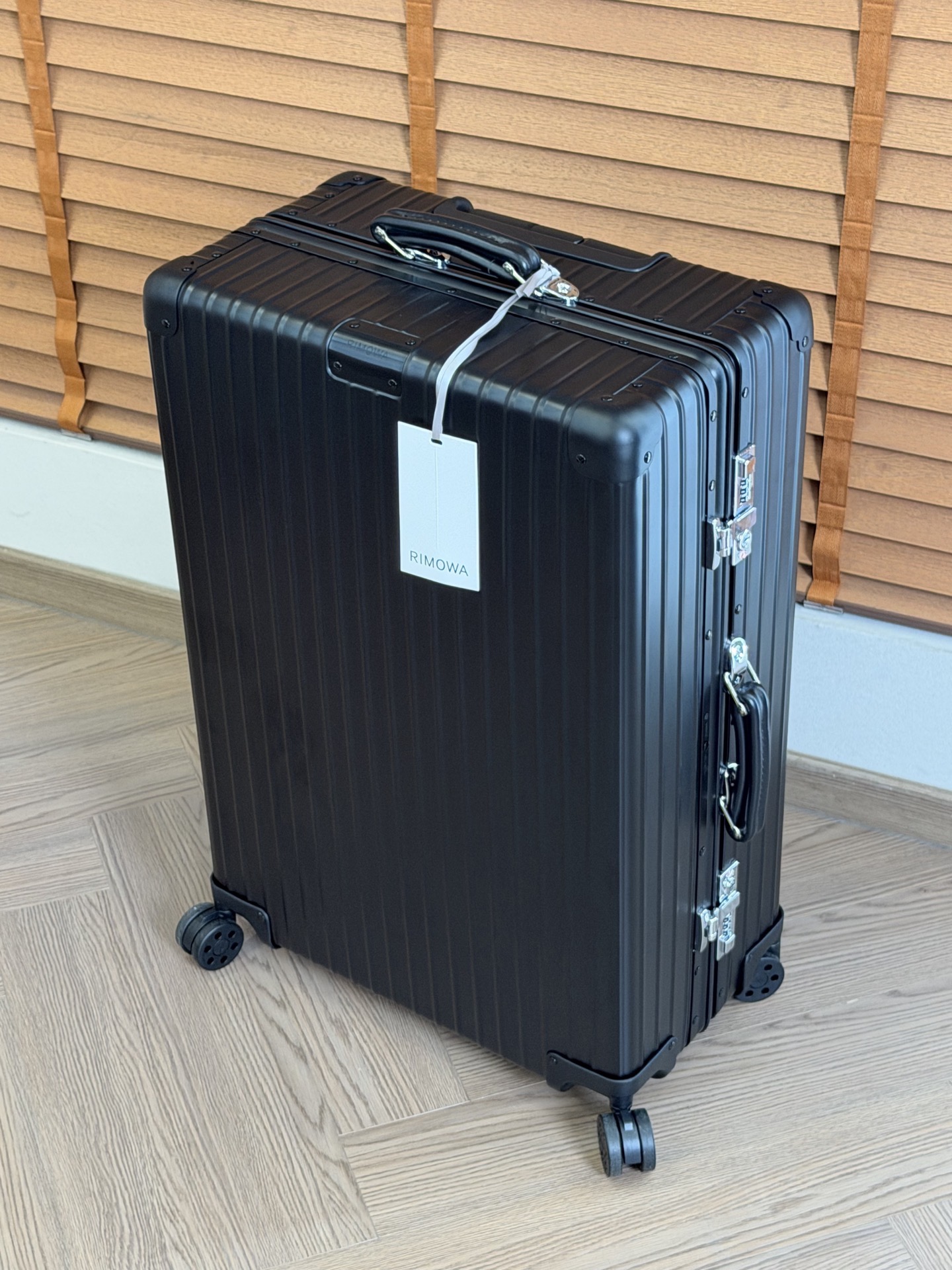 NO:850084,Top 26-inch model. From product development to grinding tools, pattern, oxidation, surface texture, whether the lining is correct, whether the logo in the middle of the lining is correct, and the corner shape, each accessory pursues the ultimate pursuit of replica Z. And an accessory produced casually, who do you think is more like a counter?  The overall texture of the cabinet version, when you put the two products together, you will know what is good and what is bad!  You know, no need to say more!  ,19860909顶配26寸 从产品开发磨具,版型,氧化,表面质感,里布对版否,里布中间logo对版否,包角形状,每个配件极致追求复刻Z.和一个随随便便就生产的配件,你说谁更像专柜！ 箱体版型整体质感, 两个产品放一起你就知道什么是好,什么是不好！懂得不用多说！,,luggage