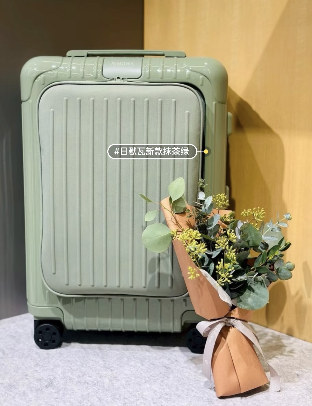 NO:850017,The new version is finally here. The front zipper model is suitable for business trips and is very convenient for computers. The original version was molded and color-matched after 11 hours of purchase, so buy with confidence. /Original single goods channel goods RIMOW//Rimo w-Essential Sleeve 21 inches TFBOYS--Yi Yang Qianxi endorsed/Ouyang Nana/Ren Xianqi/Song Qian... Many celebrities have the same style. The most matched version of the goods in history, size 20 inches  The corresponding counter is called 21, Tom Ford19860909新版终于来了.前置拉链款,商务出差,放电脑很方便 原版购买后11开模对色打板的,所以放心购买 /原单货渠道货 RIMOW//日默w-Essential Sleeve21寸 TFBOYS--易烊千玺代言/欧阳娜娜/任贤齐/宋茜……很多明星同款 历史上最对版专柜的货 尺寸20寸 对应专柜叫法21,,tom ford,luggage
