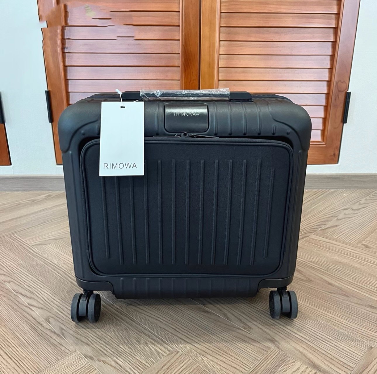 NO:850030,The new version is finally here. The front zipper model is convenient for business trips and is very convenient for computers. The original version was molded and color-matched after 11 hours of purchase, so buy with confidence. /Original single goods channel RIMOW//Rimo w-Essential Sleeve 21 inches TFBOYS--Yi Yang Qianxi endorsed/Ouyang Nana/Ren Xianqi/Song Qian... Many celebrities have the same style. The most matched version of the goods in history, size 16 inches, Tom Ford19860909新版终于来了.前置拉链款,商务出差,放电脑很方便 原版购买后11开模对色打板的,所以放心购买 /原单货渠道货 RIMOW//日默w-Essential Sleeve21寸 TFBOYS--易烊千玺代言/欧阳娜娜/任贤齐/宋茜……很多明星同款 历史上最对版专柜的货 尺寸16寸,,tom ford,luggage