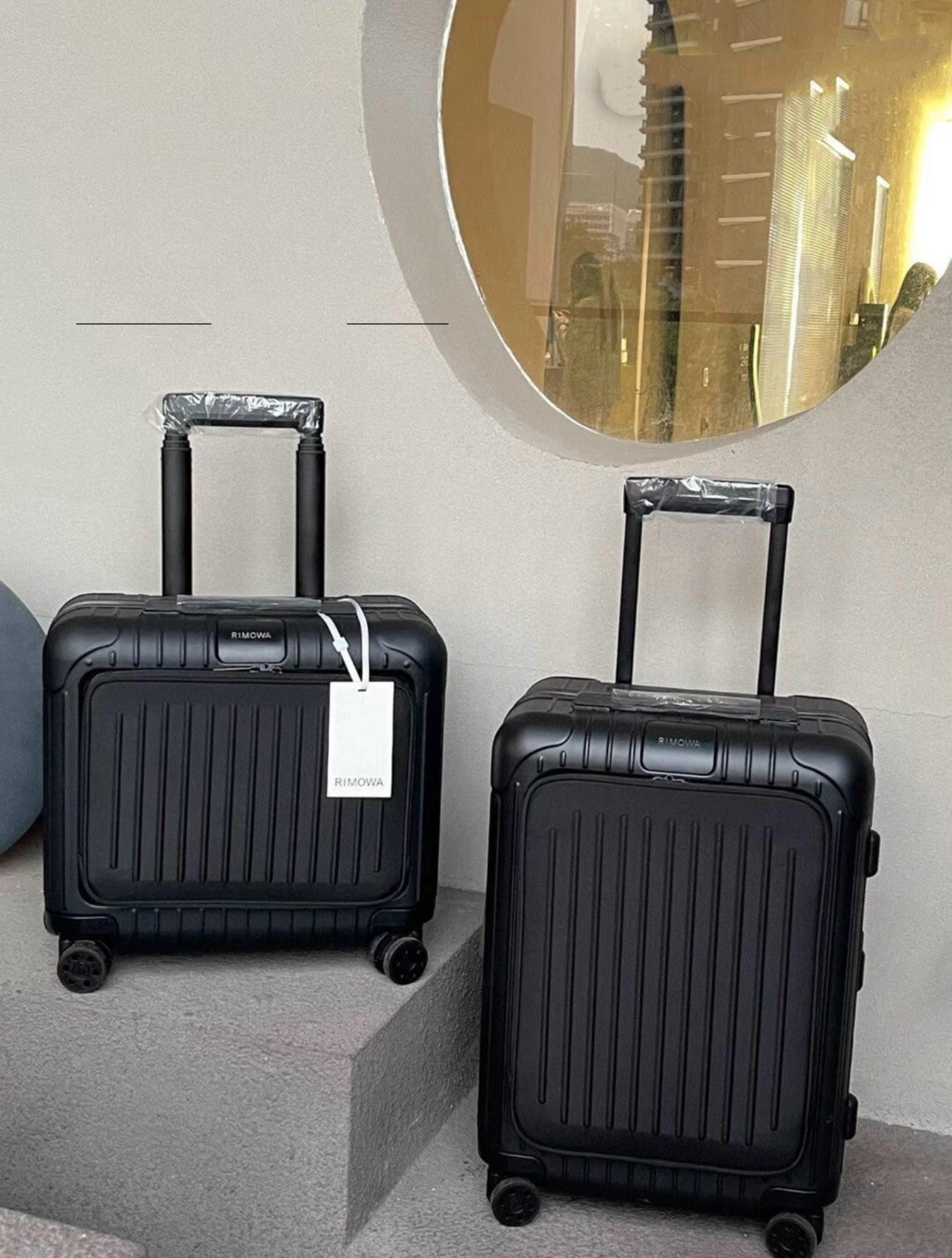 NO:850038,The new version is finally here. The front zipper model is suitable for business trips and is very convenient for computers. The original version was molded and color-matched after 11 hours of purchase, so buy with confidence. /Original single goods channel goods RIMOW//Rimo w-Essential Sleeve 21 inches TFBOYS--Yi Yang Qianxi endorsed/Ouyang Nana/Ren Xianqi/Song Qian... Many celebrities have the same style. The most matched version of the goods in history, size 20 inches  The corresponding counter is called 21, Tom Ford19860909新版终于来了.前置拉链款,商务出差,放电脑很方便 原版购买后11开模对色打板的,所以放心购买 /原单货渠道货 RIMOW//日默w-Essential Sleeve21寸 TFBOYS--易烊千玺代言/欧阳娜娜/任贤齐/宋茜……很多明星同款 历史上最对版专柜的货 尺寸20寸 对应专柜叫法21,,tom ford,luggage