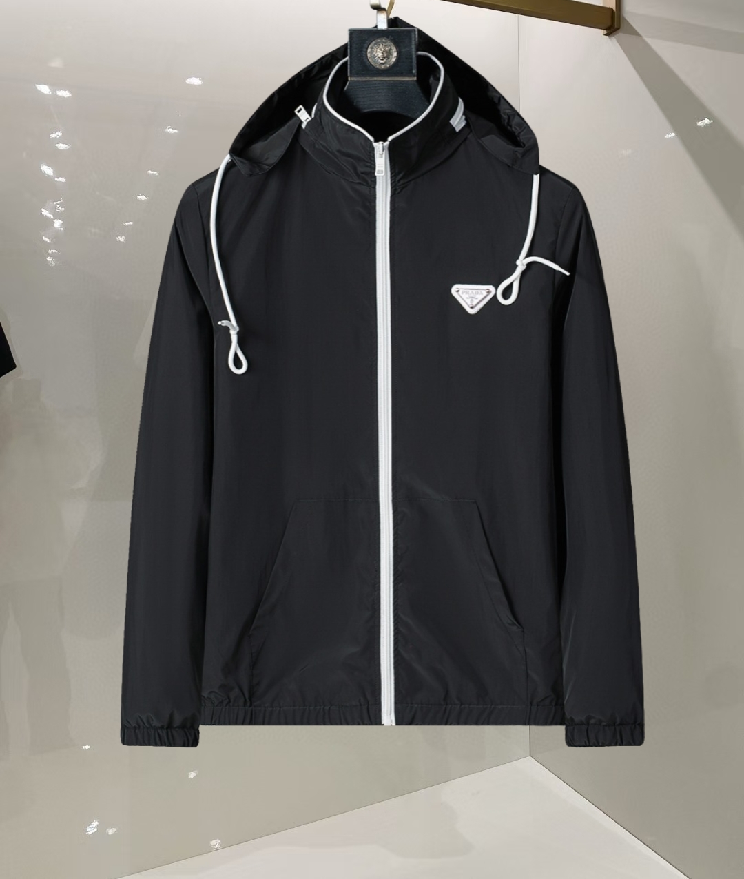 P260
🌸🌸🌸 普拉达Prada 25年最新男士夹克外套,颜色的搭配经典韵味,又不失青春活力,重塑全新的设计画风,展现出大胆而自信的品牌设计理念。
进口面料,袖子和口袋搭配专属品牌设计,体现了对品质和设计的极简追求 低调奢华,将品牌形象和身份地位体现得淋漓尽致!品牌LOGO图标设计简洁而富有辨识度,触感细腻舒适,细节方面出色,处处精致考究,时尚设计,上身干练有型,气场十足!
通体的版型图案和简美学发挥到极致,兼具多种混搭性的一款外套,毫无疑问,属于男人的刚需产品,实穿性极强,配色轻熟百搭!
颜色:图片色。
尺码:M,L,xL,xxL,xxxL