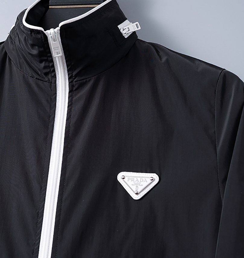 P260
🌸🌸🌸 普拉达Prada 25年最新男士夹克外套,颜色的搭配经典韵味,又不失青春活力,重塑全新的设计画风,展现出大胆而自信的品牌设计理念。
进口面料,袖子和口袋搭配专属品牌设计,体现了对品质和设计的极简追求 低调奢华,将品牌形象和身份地位体现得淋漓尽致!品牌LOGO图标设计简洁而富有辨识度,触感细腻舒适,细节方面出色,处处精致考究,时尚设计,上身干练有型,气场十足!
通体的版型图案和简美学发挥到极致,兼具多种混搭性的一款外套,毫无疑问,属于男人的刚需产品,实穿性极强,配色轻熟百搭!
颜色:图片色。
尺码:M,L,xL,xxL,xxxL