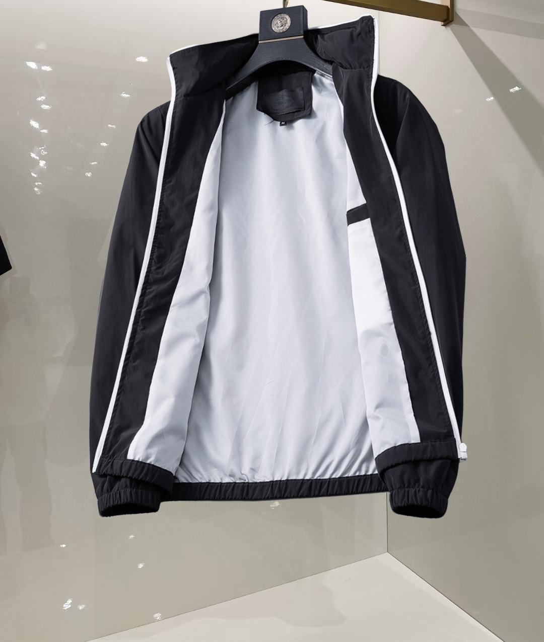 P260
🌸🌸🌸 普拉达Prada 25年最新男士夹克外套,颜色的搭配经典韵味,又不失青春活力,重塑全新的设计画风,展现出大胆而自信的品牌设计理念。
进口面料,袖子和口袋搭配专属品牌设计,体现了对品质和设计的极简追求 低调奢华,将品牌形象和身份地位体现得淋漓尽致!品牌LOGO图标设计简洁而富有辨识度,触感细腻舒适,细节方面出色,处处精致考究,时尚设计,上身干练有型,气场十足!
通体的版型图案和简美学发挥到极致,兼具多种混搭性的一款外套,毫无疑问,属于男人的刚需产品,实穿性极强,配色轻熟百搭!
颜色:图片色。
尺码:M,L,xL,xxL,xxxL