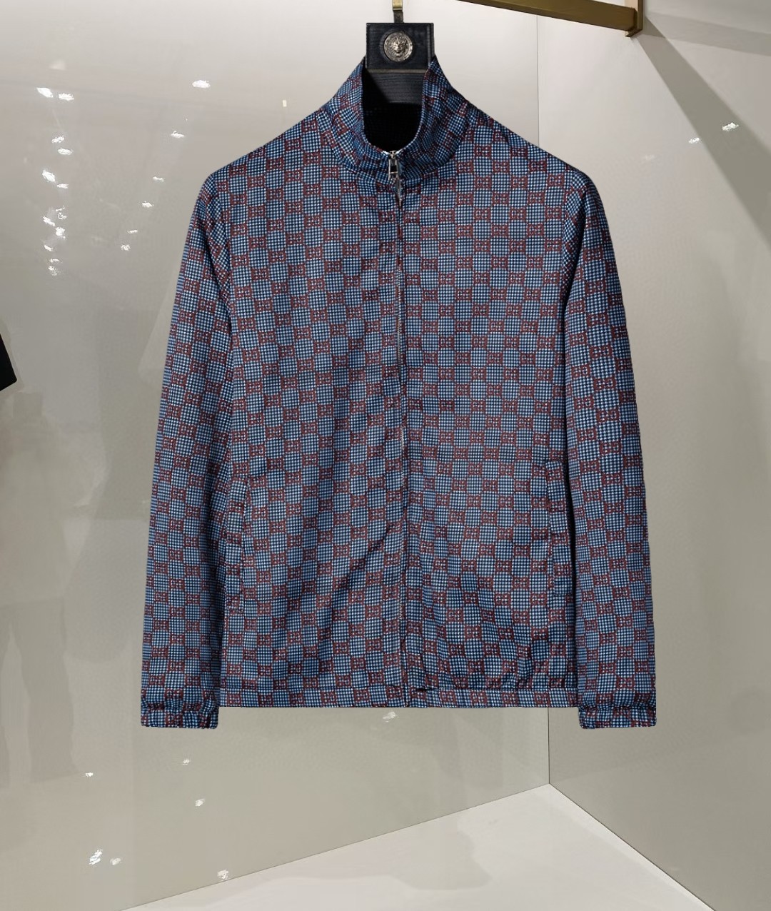 P260
🌸🌸🌸 古驰Gucci 25年最新男士夹克外套,颜色的搭配经典韵味,又不失青春活力,重塑全新的设计画风,展现出大胆而自信的品牌设计理念。
进口面料,袖子和口袋搭配专属品牌设计,体现了对品质和设计的极简追求 低调奢华,将品牌形象和身份地位体现得淋漓尽致!品牌LOGO图标设计简洁而富有辨识度,触感细腻舒适,细节方面出色,处处精致考究,时尚设计,上身干练有型,气场十足!
通体的版型图案和简美学发挥到极致,兼具多种混搭性的一款外套,毫无疑问,属于男人的刚需产品,实穿性极强,配色轻熟百搭!
颜色:图片色。
尺码:M,L,xL,xxL,xxxL