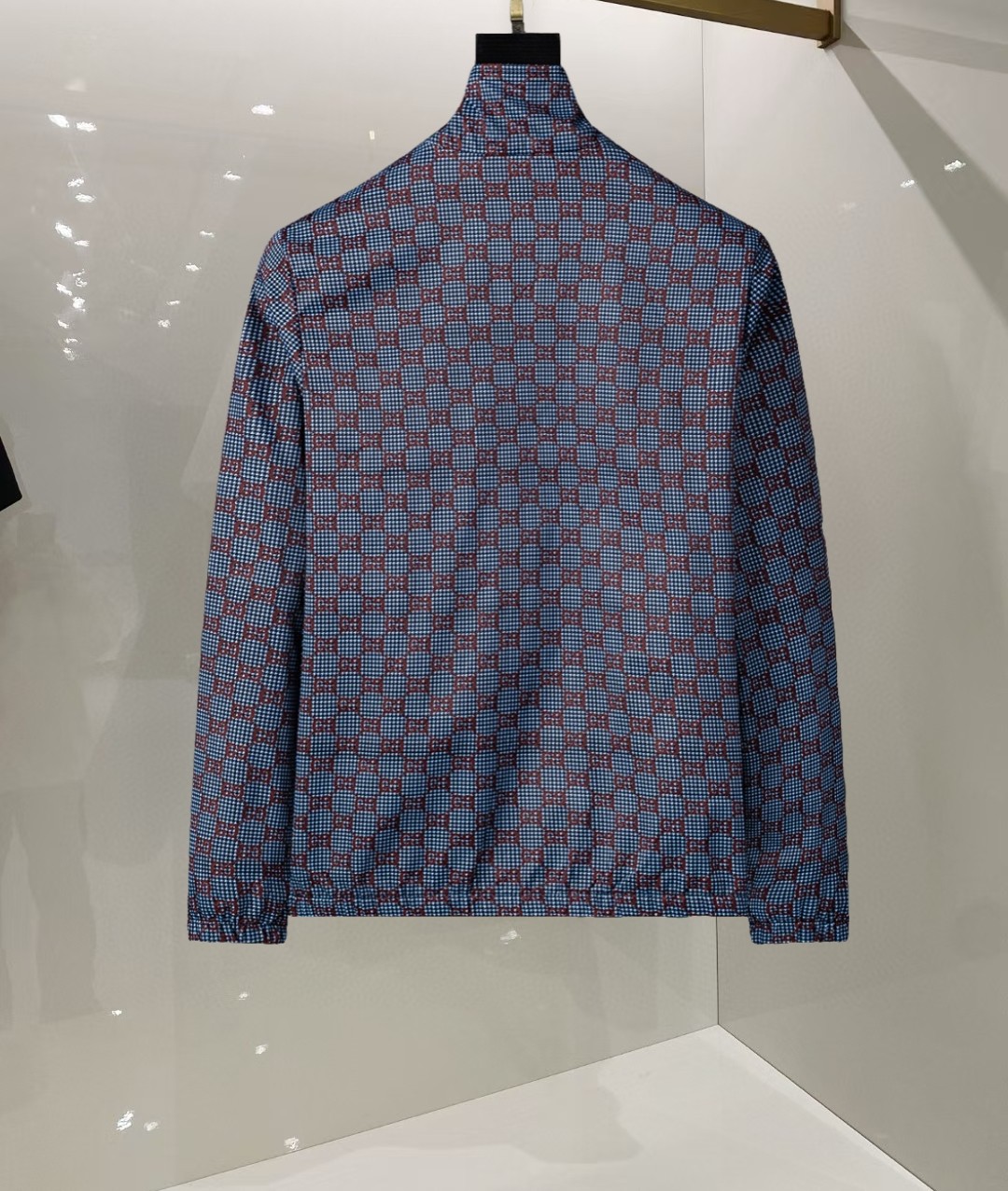 P260
🌸🌸🌸 古驰Gucci 25年最新男士夹克外套,颜色的搭配经典韵味,又不失青春活力,重塑全新的设计画风,展现出大胆而自信的品牌设计理念。
进口面料,袖子和口袋搭配专属品牌设计,体现了对品质和设计的极简追求 低调奢华,将品牌形象和身份地位体现得淋漓尽致!品牌LOGO图标设计简洁而富有辨识度,触感细腻舒适,细节方面出色,处处精致考究,时尚设计,上身干练有型,气场十足!
通体的版型图案和简美学发挥到极致,兼具多种混搭性的一款外套,毫无疑问,属于男人的刚需产品,实穿性极强,配色轻熟百搭!
颜色:图片色。
尺码:M,L,xL,xxL,xxxL