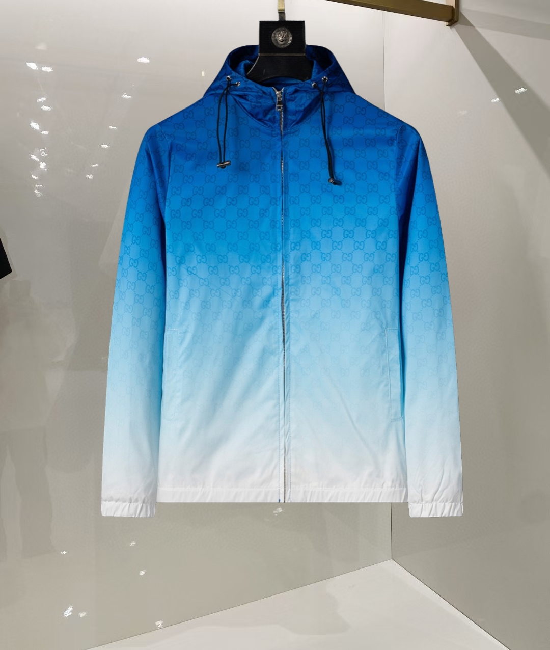 P260
🌸🌸🌸 古驰Gucci 25年最新男士夹克外套,颜色的搭配经典韵味,又不失青春活力,重塑全新的设计画风,展现出大胆而自信的品牌设计理念。
进口面料,袖子和口袋搭配专属品牌设计,体现了对品质和设计的极简追求 低调奢华,将品牌形象和身份地位体现得淋漓尽致!品牌LOGO图标设计简洁而富有辨识度,触感细腻舒适,细节方面出色,处处精致考究,时尚设计,上身干练有型,气场十足!
通体的版型图案和简美学发挥到极致,兼具多种混搭性的一款外套,毫无疑问,属于男人的刚需产品,实穿性极强,配色轻熟百搭!
颜色:图片色。
尺码:M,L,xL,xxL,xxxL