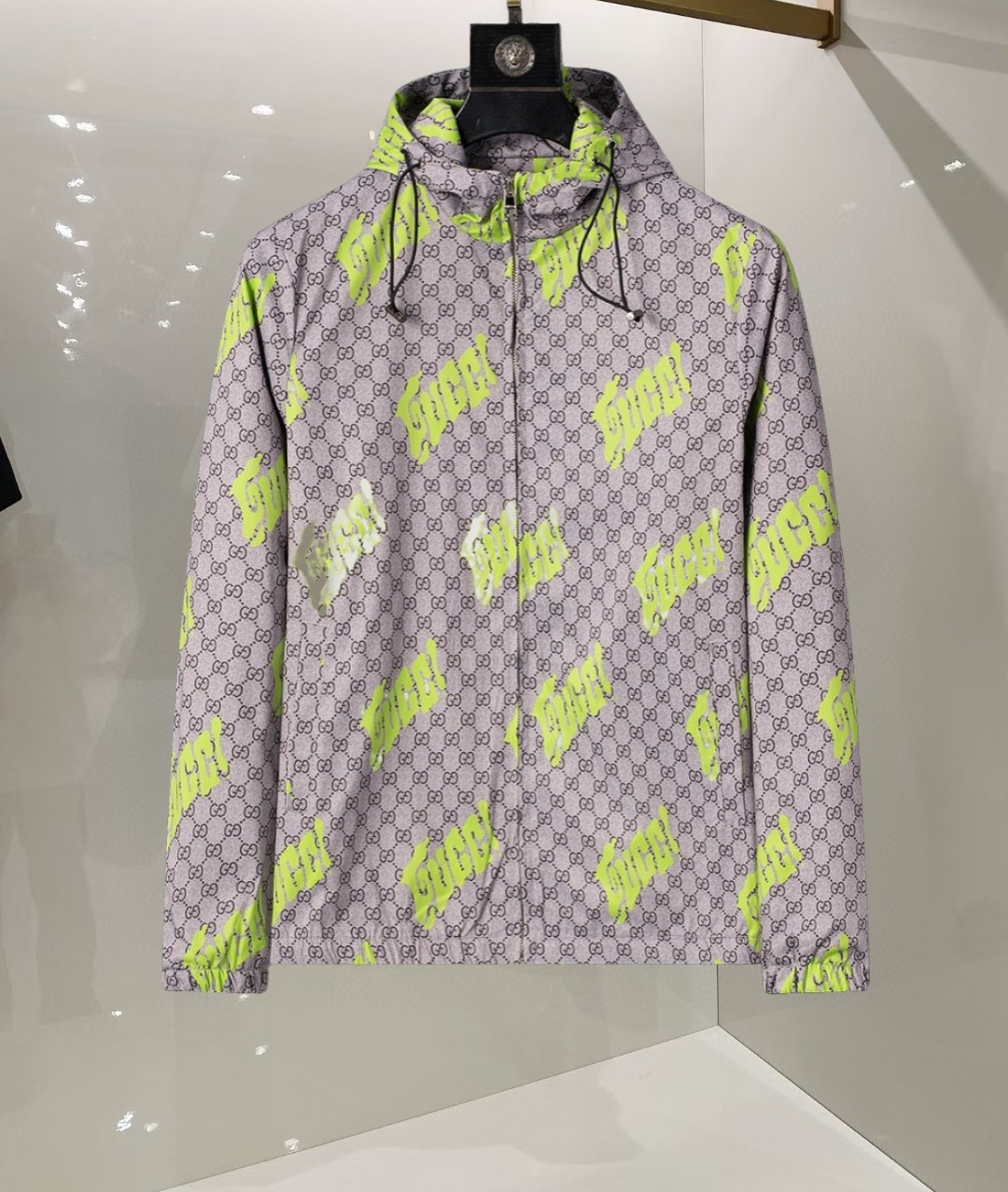 P260
🌸🌸🌸 古驰Gucci 25年最新男士夹克外套,颜色的搭配经典韵味,又不失青春活力,重塑全新的设计画风,展现出大胆而自信的品牌设计理念。
进口面料,袖子和口袋搭配专属品牌设计,体现了对品质和设计的极简追求 低调奢华,将品牌形象和身份地位体现得淋漓尽致!品牌LOGO图标设计简洁而富有辨识度,触感细腻舒适,细节方面出色,处处精致考究,时尚设计,上身干练有型,气场十足!
通体的版型图案和简美学发挥到极致,兼具多种混搭性的一款外套,毫无疑问,属于男人的刚需产品,实穿性极强,配色轻熟百搭!
颜色:图片色。
尺码:M,L,xL,xxL,xxxL