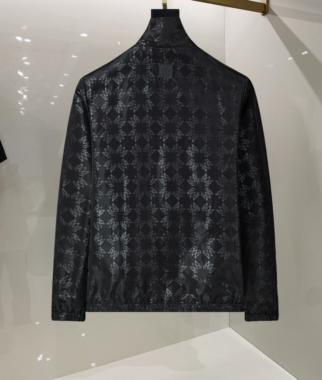 P260
🌸🌸🌸 美潮Amiri 25年最新男士夹克外套,颜色的搭配经典韵味,又不失青春活力,重塑全新的设计画风,展现出大胆而自信的品牌设计理念。
进口面料,袖子和口袋搭配专属品牌设计,体现了对品质和设计的极简追求 低调奢华,将品牌形象和身份地位体现得淋漓尽致!品牌LOGO图标设计简洁而富有辨识度,触感细腻舒适,细节方面出色,处处精致考究,时尚设计,上身干练有型,气场十足!
通体的版型图案和简美学发挥到极致,兼具多种混搭性的一款外套,毫无疑问,属于男人的刚需产品,实穿性极强,配色轻熟百搭!
颜色:图片色。
尺码:M,L,xL,xxL,xxxL