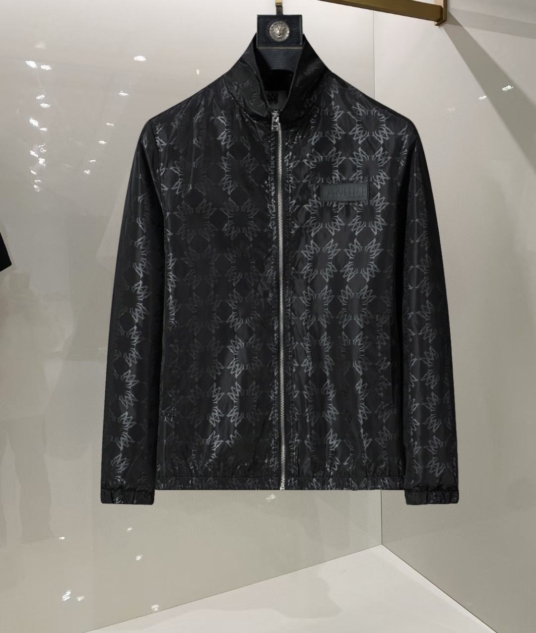 P260
🌸🌸🌸 美潮Amiri 25年最新男士夹克外套,颜色的搭配经典韵味,又不失青春活力,重塑全新的设计画风,展现出大胆而自信的品牌设计理念。
进口面料,袖子和口袋搭配专属品牌设计,体现了对品质和设计的极简追求 低调奢华,将品牌形象和身份地位体现得淋漓尽致!品牌LOGO图标设计简洁而富有辨识度,触感细腻舒适,细节方面出色,处处精致考究,时尚设计,上身干练有型,气场十足!
通体的版型图案和简美学发挥到极致,兼具多种混搭性的一款外套,毫无疑问,属于男人的刚需产品,实穿性极强,配色轻熟百搭!
颜色:图片色。
尺码:M,L,xL,xxL,xxxL