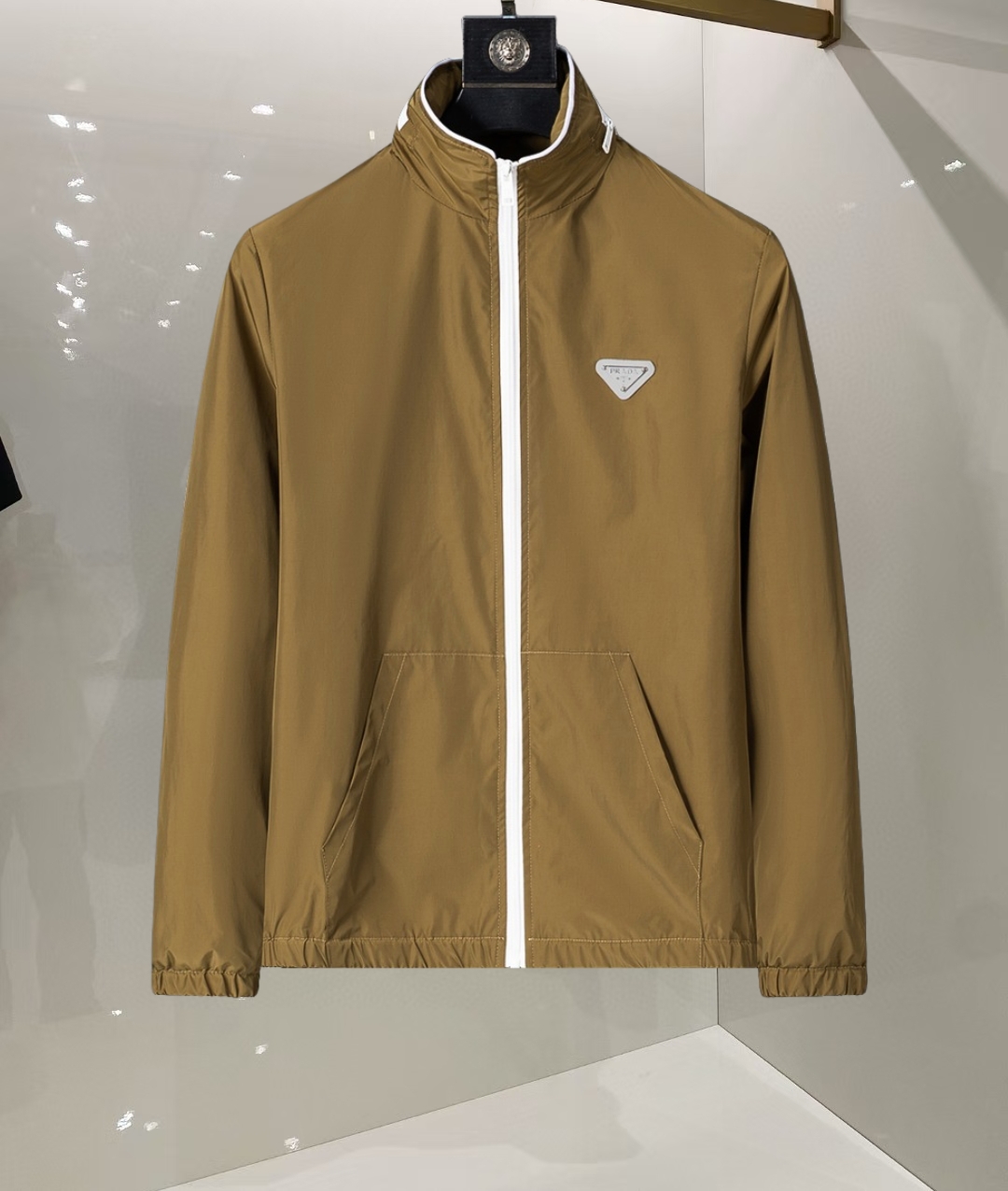 P260
🌸🌸🌸 普拉达Prada 25年最新男士夹克外套,颜色的搭配经典韵味,又不失青春活力,重塑全新的设计画风,展现出大胆而自信的品牌设计理念。
进口面料,袖子和口袋搭配专属品牌设计,体现了对品质和设计的极简追求 低调奢华,将品牌形象和身份地位体现得淋漓尽致!品牌LOGO图标设计简洁而富有辨识度,触感细腻舒适,细节方面出色,处处精致考究,时尚设计,上身干练有型,气场十足!
通体的版型图案和简美学发挥到极致,兼具多种混搭性的一款外套,毫无疑问,属于男人的刚需产品,实穿性极强,配色轻熟百搭!
颜色:图片色。
尺码:M,L,xL,xxL,xxxL