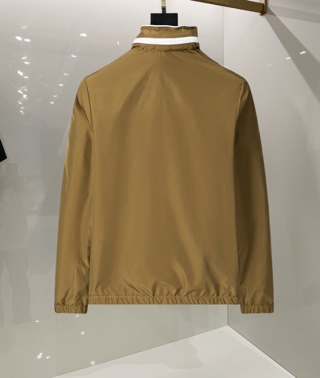 P260
🌸🌸🌸 普拉达Prada 25年最新男士夹克外套,颜色的搭配经典韵味,又不失青春活力,重塑全新的设计画风,展现出大胆而自信的品牌设计理念。
进口面料,袖子和口袋搭配专属品牌设计,体现了对品质和设计的极简追求 低调奢华,将品牌形象和身份地位体现得淋漓尽致!品牌LOGO图标设计简洁而富有辨识度,触感细腻舒适,细节方面出色,处处精致考究,时尚设计,上身干练有型,气场十足!
通体的版型图案和简美学发挥到极致,兼具多种混搭性的一款外套,毫无疑问,属于男人的刚需产品,实穿性极强,配色轻熟百搭!
颜色:图片色。
尺码:M,L,xL,xxL,xxxL