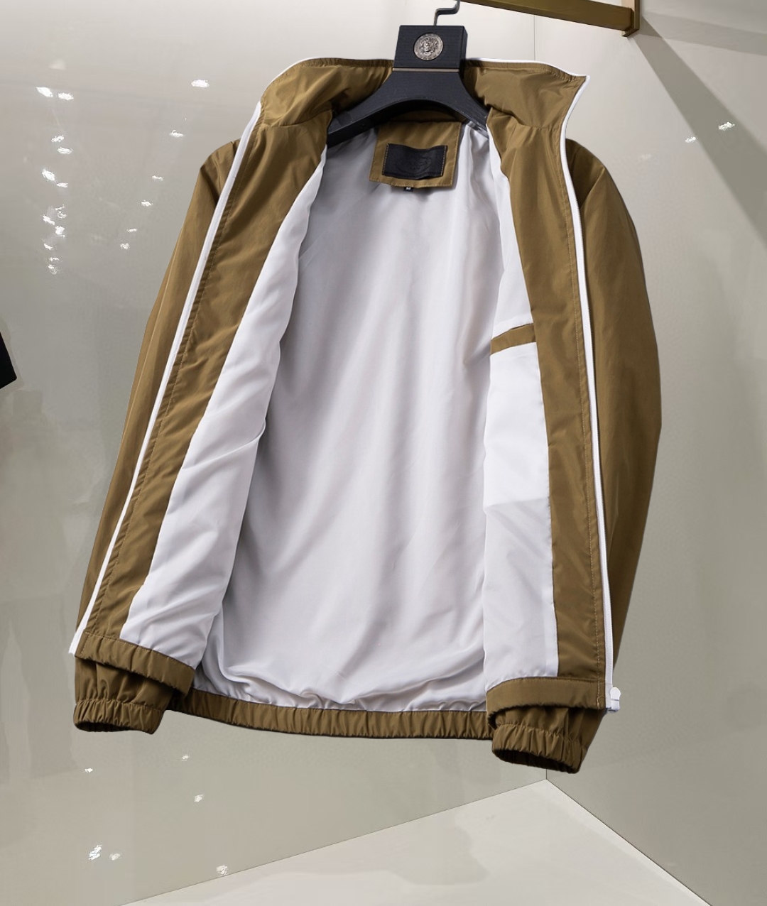 P260
🌸🌸🌸 普拉达Prada 25年最新男士夹克外套,颜色的搭配经典韵味,又不失青春活力,重塑全新的设计画风,展现出大胆而自信的品牌设计理念。
进口面料,袖子和口袋搭配专属品牌设计,体现了对品质和设计的极简追求 低调奢华,将品牌形象和身份地位体现得淋漓尽致!品牌LOGO图标设计简洁而富有辨识度,触感细腻舒适,细节方面出色,处处精致考究,时尚设计,上身干练有型,气场十足!
通体的版型图案和简美学发挥到极致,兼具多种混搭性的一款外套,毫无疑问,属于男人的刚需产品,实穿性极强,配色轻熟百搭!
颜色:图片色。
尺码:M,L,xL,xxL,xxxL