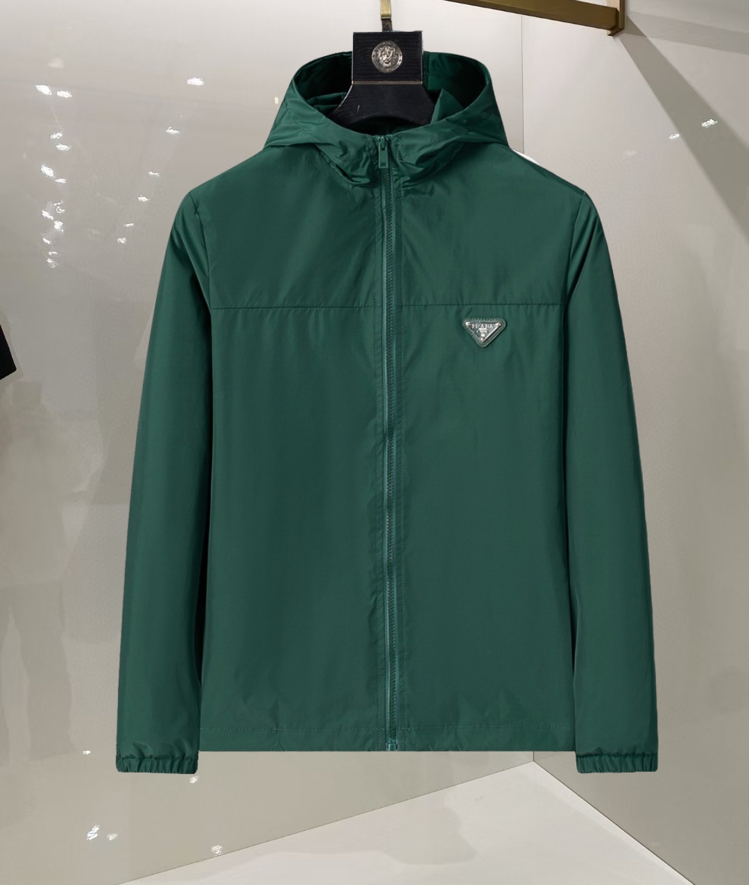 P260
🌸🌸🌸 普拉达Prada 25年最新男士夹克外套,颜色的搭配经典韵味,又不失青春活力,重塑全新的设计画风,展现出大胆而自信的品牌设计理念。
进口面料,袖子和口袋搭配专属品牌设计,体现了对品质和设计的极简追求 低调奢华,将品牌形象和身份地位体现得淋漓尽致!品牌LOGO图标设计简洁而富有辨识度,触感细腻舒适,细节方面出色,处处精致考究,时尚设计,上身干练有型,气场十足!
通体的版型图案和简美学发挥到极致,兼具多种混搭性的一款外套,毫无疑问,属于男人的刚需产品,实穿性极强,配色轻熟百搭!
颜色:图片色。
尺码:M,L,xL,xxL,xxxL