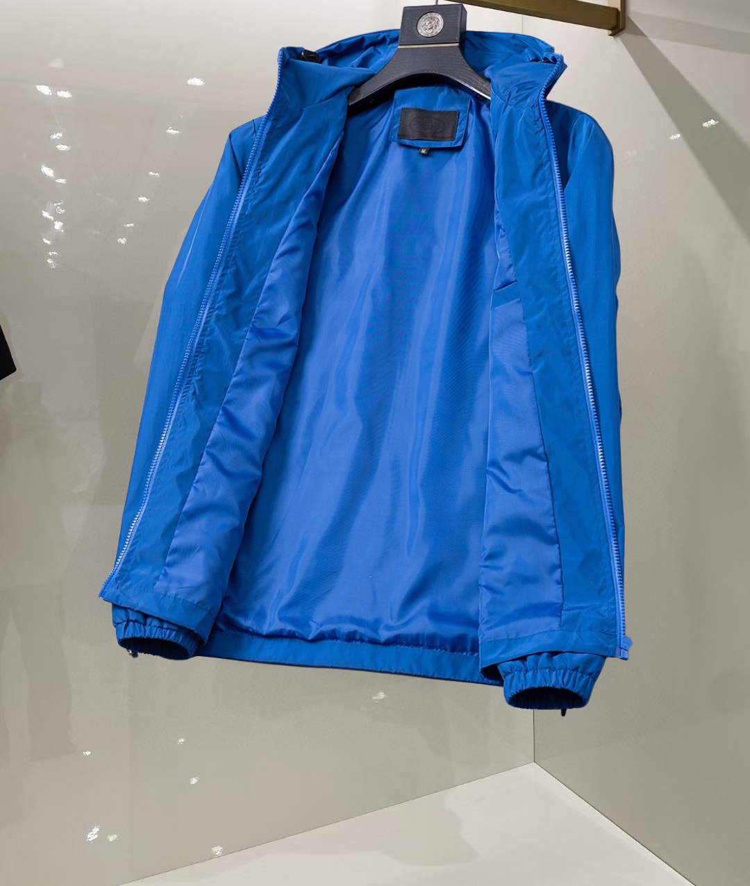 P260
🌸🌸🌸 普拉达Prada 25年最新男士夹克外套,颜色的搭配经典韵味,又不失青春活力,重塑全新的设计画风,展现出大胆而自信的品牌设计理念。
进口面料,袖子和口袋搭配专属品牌设计,体现了对品质和设计的极简追求 低调奢华,将品牌形象和身份地位体现得淋漓尽致!品牌LOGO图标设计简洁而富有辨识度,触感细腻舒适,细节方面出色,处处精致考究,时尚设计,上身干练有型,气场十足!
通体的版型图案和简美学发挥到极致,兼具多种混搭性的一款外套,毫无疑问,属于男人的刚需产品,实穿性极强,配色轻熟百搭!
颜色:图片色。
尺码:M,L,xL,xxL,xxxL