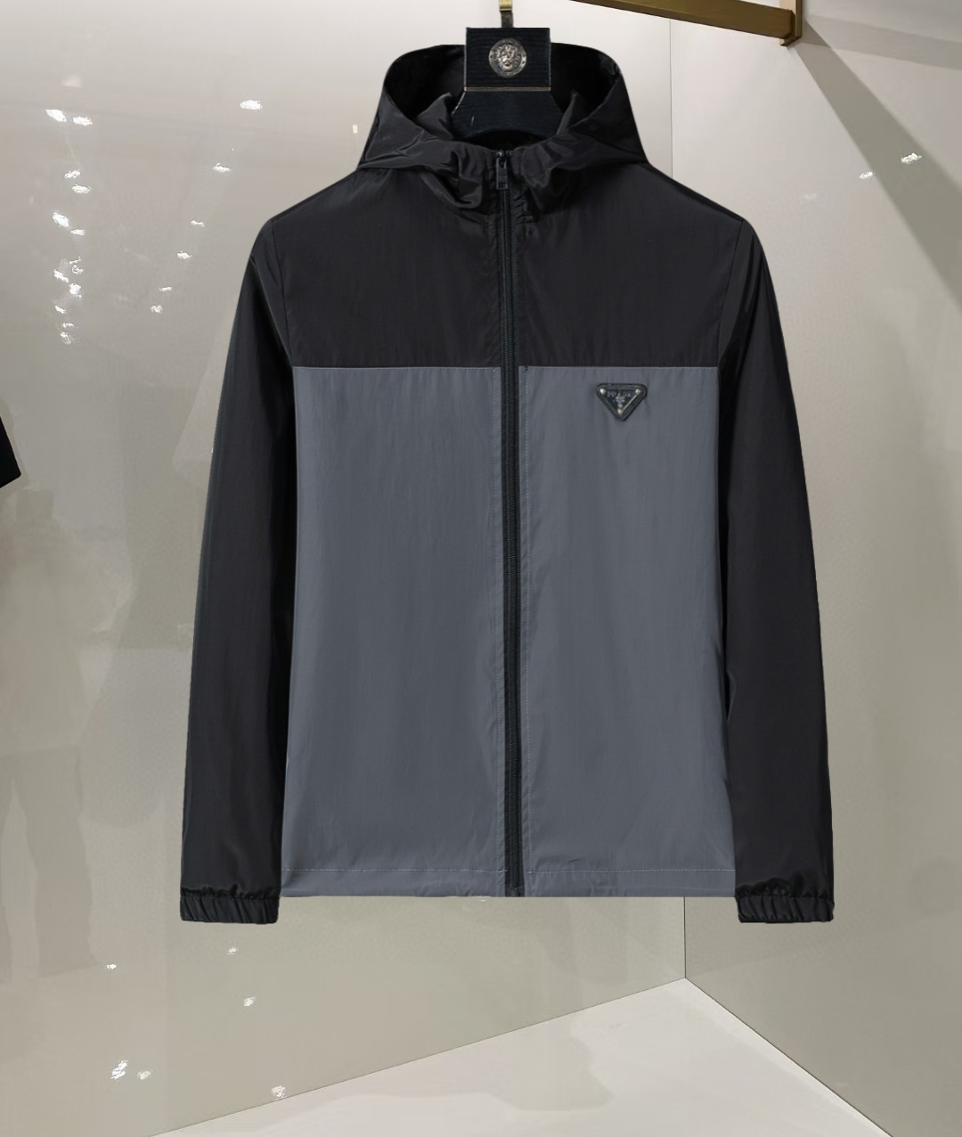 P260
🌸🌸🌸 普拉达Prada 25年最新男士夹克外套,颜色的搭配经典韵味,又不失青春活力,重塑全新的设计画风,展现出大胆而自信的品牌设计理念。
进口面料,袖子和口袋搭配专属品牌设计,体现了对品质和设计的极简追求 低调奢华,将品牌形象和身份地位体现得淋漓尽致!品牌LOGO图标设计简洁而富有辨识度,触感细腻舒适,细节方面出色,处处精致考究,时尚设计,上身干练有型,气场十足!
通体的版型图案和简美学发挥到极致,兼具多种混搭性的一款外套,毫无疑问,属于男人的刚需产品,实穿性极强,配色轻熟百搭!
颜色:图片色。
尺码:M,L,xL,xxL,xxxL