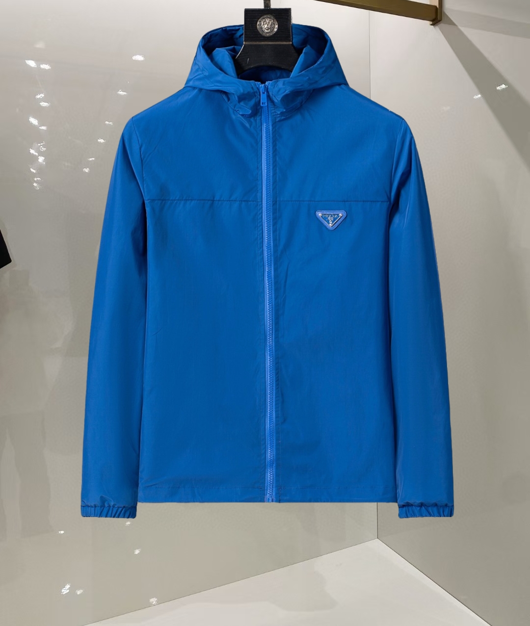 P260
🌸🌸🌸 普拉达Prada 25年最新男士夹克外套,颜色的搭配经典韵味,又不失青春活力,重塑全新的设计画风,展现出大胆而自信的品牌设计理念。
进口面料,袖子和口袋搭配专属品牌设计,体现了对品质和设计的极简追求 低调奢华,将品牌形象和身份地位体现得淋漓尽致!品牌LOGO图标设计简洁而富有辨识度,触感细腻舒适,细节方面出色,处处精致考究,时尚设计,上身干练有型,气场十足!
通体的版型图案和简美学发挥到极致,兼具多种混搭性的一款外套,毫无疑问,属于男人的刚需产品,实穿性极强,配色轻熟百搭!
颜色:图片色。
尺码:M,L,xL,xxL,xxxL
