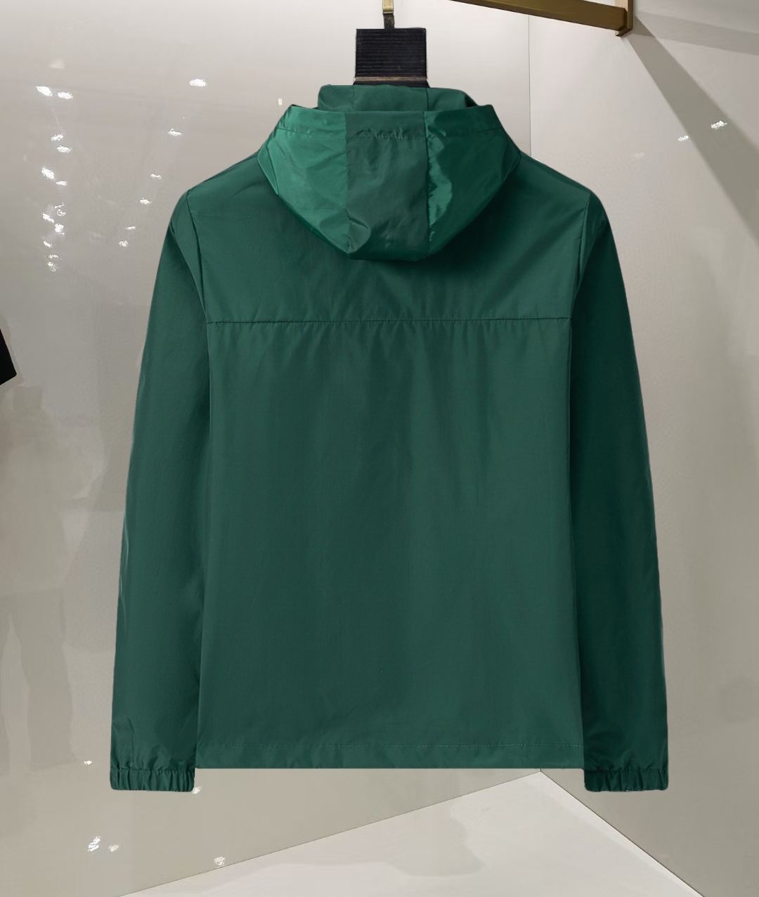 P260
🌸🌸🌸 普拉达Prada 25年最新男士夹克外套,颜色的搭配经典韵味,又不失青春活力,重塑全新的设计画风,展现出大胆而自信的品牌设计理念。
进口面料,袖子和口袋搭配专属品牌设计,体现了对品质和设计的极简追求 低调奢华,将品牌形象和身份地位体现得淋漓尽致!品牌LOGO图标设计简洁而富有辨识度,触感细腻舒适,细节方面出色,处处精致考究,时尚设计,上身干练有型,气场十足!
通体的版型图案和简美学发挥到极致,兼具多种混搭性的一款外套,毫无疑问,属于男人的刚需产品,实穿性极强,配色轻熟百搭!
颜色:图片色。
尺码:M,L,xL,xxL,xxxL