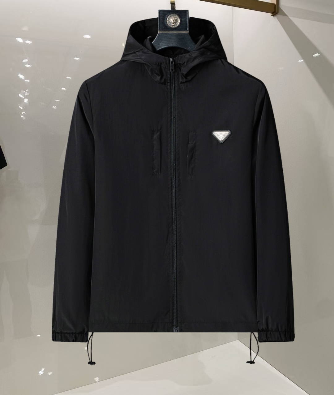 P260
🌸🌸🌸 普拉达Prada 25年最新男士夹克外套,颜色的搭配经典韵味,又不失青春活力,重塑全新的设计画风,展现出大胆而自信的品牌设计理念。
进口面料,袖子和口袋搭配专属品牌设计,体现了对品质和设计的极简追求 低调奢华,将品牌形象和身份地位体现得淋漓尽致!品牌LOGO图标设计简洁而富有辨识度,触感细腻舒适,细节方面出色,处处精致考究,时尚设计,上身干练有型,气场十足!
通体的版型图案和简美学发挥到极致,兼具多种混搭性的一款外套,毫无疑问,属于男人的刚需产品,实穿性极强,配色轻熟百搭!
颜色:图片色。
尺码:M,L,xL,xxL,xxxL