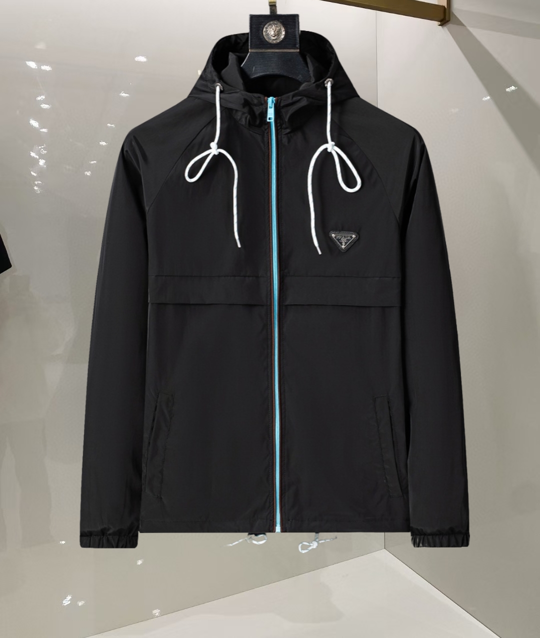 P260
🌸🌸🌸 普拉达Prada 25年最新男士夹克外套,颜色的搭配经典韵味,又不失青春活力,重塑全新的设计画风,展现出大胆而自信的品牌设计理念。
进口面料,袖子和口袋搭配专属品牌设计,体现了对品质和设计的极简追求 低调奢华,将品牌形象和身份地位体现得淋漓尽致!品牌LOGO图标设计简洁而富有辨识度,触感细腻舒适,细节方面出色,处处精致考究,时尚设计,上身干练有型,气场十足!
通体的版型图案和简美学发挥到极致,兼具多种混搭性的一款外套,毫无疑问,属于男人的刚需产品,实穿性极强,配色轻熟百搭!
颜色:图片色。
尺码:M,L,xL,xxL,xxxL