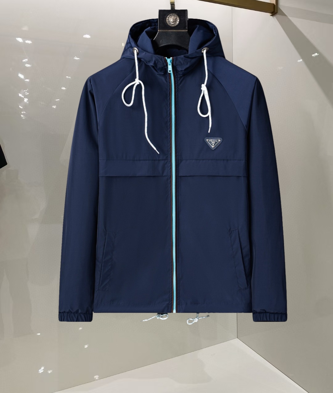P260
🌸🌸🌸 普拉达Prada 25年最新男士夹克外套,颜色的搭配经典韵味,又不失青春活力,重塑全新的设计画风,展现出大胆而自信的品牌设计理念。
进口面料,袖子和口袋搭配专属品牌设计,体现了对品质和设计的极简追求 低调奢华,将品牌形象和身份地位体现得淋漓尽致!品牌LOGO图标设计简洁而富有辨识度,触感细腻舒适,细节方面出色,处处精致考究,时尚设计,上身干练有型,气场十足!
通体的版型图案和简美学发挥到极致,兼具多种混搭性的一款外套,毫无疑问,属于男人的刚需产品,实穿性极强,配色轻熟百搭!
颜色:图片色。
尺码:M,L,xL,xxL,xxxL