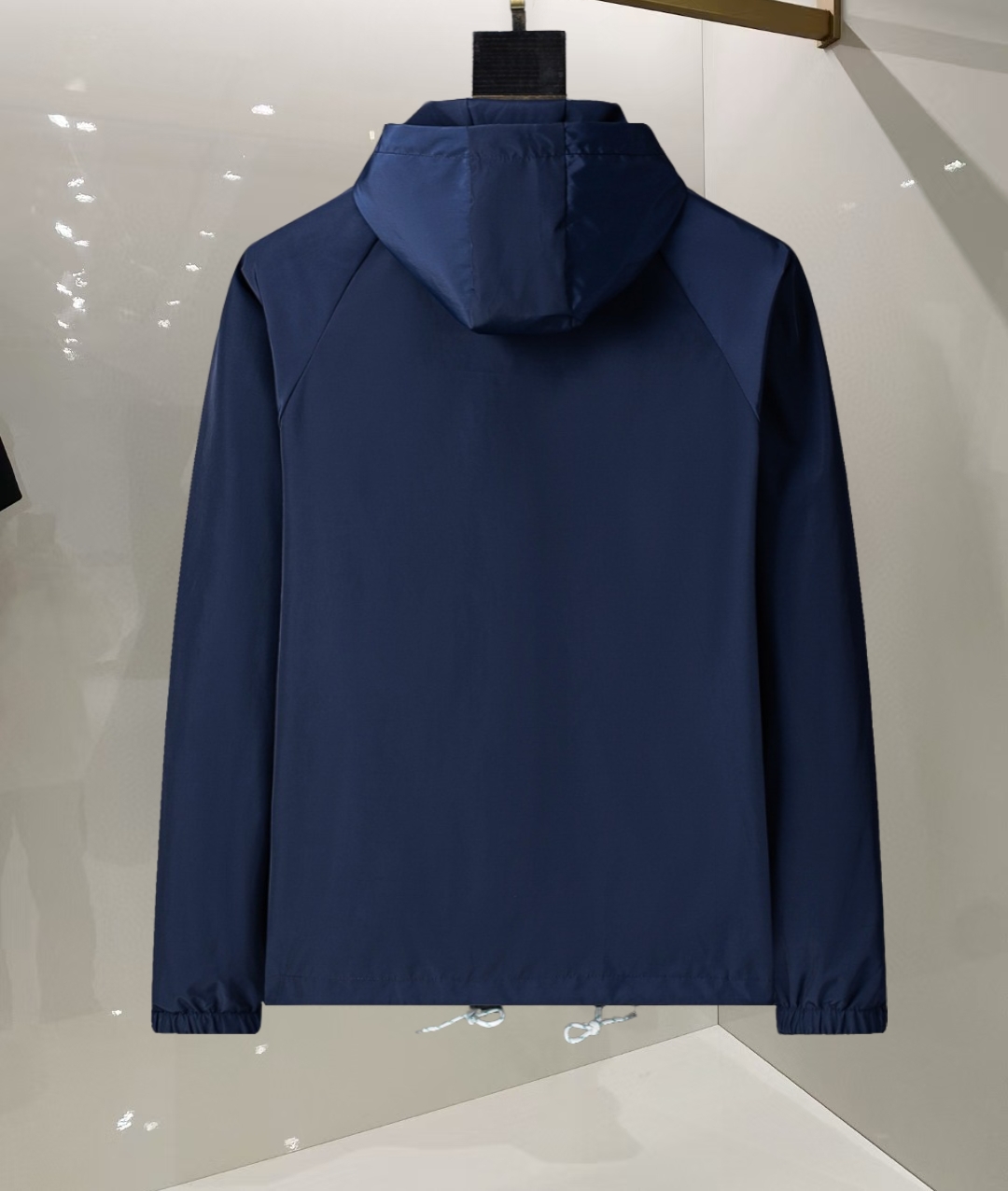 P260
🌸🌸🌸 普拉达Prada 25年最新男士夹克外套,颜色的搭配经典韵味,又不失青春活力,重塑全新的设计画风,展现出大胆而自信的品牌设计理念。
进口面料,袖子和口袋搭配专属品牌设计,体现了对品质和设计的极简追求 低调奢华,将品牌形象和身份地位体现得淋漓尽致!品牌LOGO图标设计简洁而富有辨识度,触感细腻舒适,细节方面出色,处处精致考究,时尚设计,上身干练有型,气场十足!
通体的版型图案和简美学发挥到极致,兼具多种混搭性的一款外套,毫无疑问,属于男人的刚需产品,实穿性极强,配色轻熟百搭!
颜色:图片色。
尺码:M,L,xL,xxL,xxxL