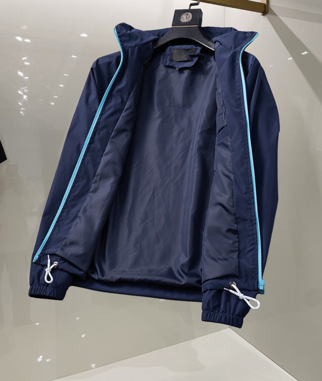 P260
🌸🌸🌸 普拉达Prada 25年最新男士夹克外套,颜色的搭配经典韵味,又不失青春活力,重塑全新的设计画风,展现出大胆而自信的品牌设计理念。
进口面料,袖子和口袋搭配专属品牌设计,体现了对品质和设计的极简追求 低调奢华,将品牌形象和身份地位体现得淋漓尽致!品牌LOGO图标设计简洁而富有辨识度,触感细腻舒适,细节方面出色,处处精致考究,时尚设计,上身干练有型,气场十足!
通体的版型图案和简美学发挥到极致,兼具多种混搭性的一款外套,毫无疑问,属于男人的刚需产品,实穿性极强,配色轻熟百搭!
颜色:图片色。
尺码:M,L,xL,xxL,xxxL