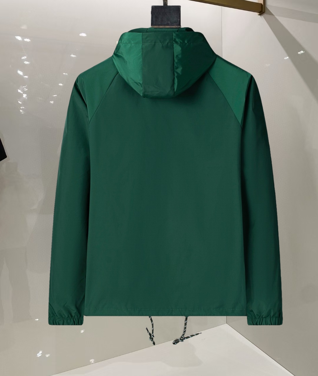 P260
🌸🌸🌸 普拉达Prada 25年最新男士夹克外套,颜色的搭配经典韵味,又不失青春活力,重塑全新的设计画风,展现出大胆而自信的品牌设计理念。
进口面料,袖子和口袋搭配专属品牌设计,体现了对品质和设计的极简追求 低调奢华,将品牌形象和身份地位体现得淋漓尽致!品牌LOGO图标设计简洁而富有辨识度,触感细腻舒适,细节方面出色,处处精致考究,时尚设计,上身干练有型,气场十足!
通体的版型图案和简美学发挥到极致,兼具多种混搭性的一款外套,毫无疑问,属于男人的刚需产品,实穿性极强,配色轻熟百搭!
颜色:图片色。
尺码:M,L,xL,xxL,xxxL