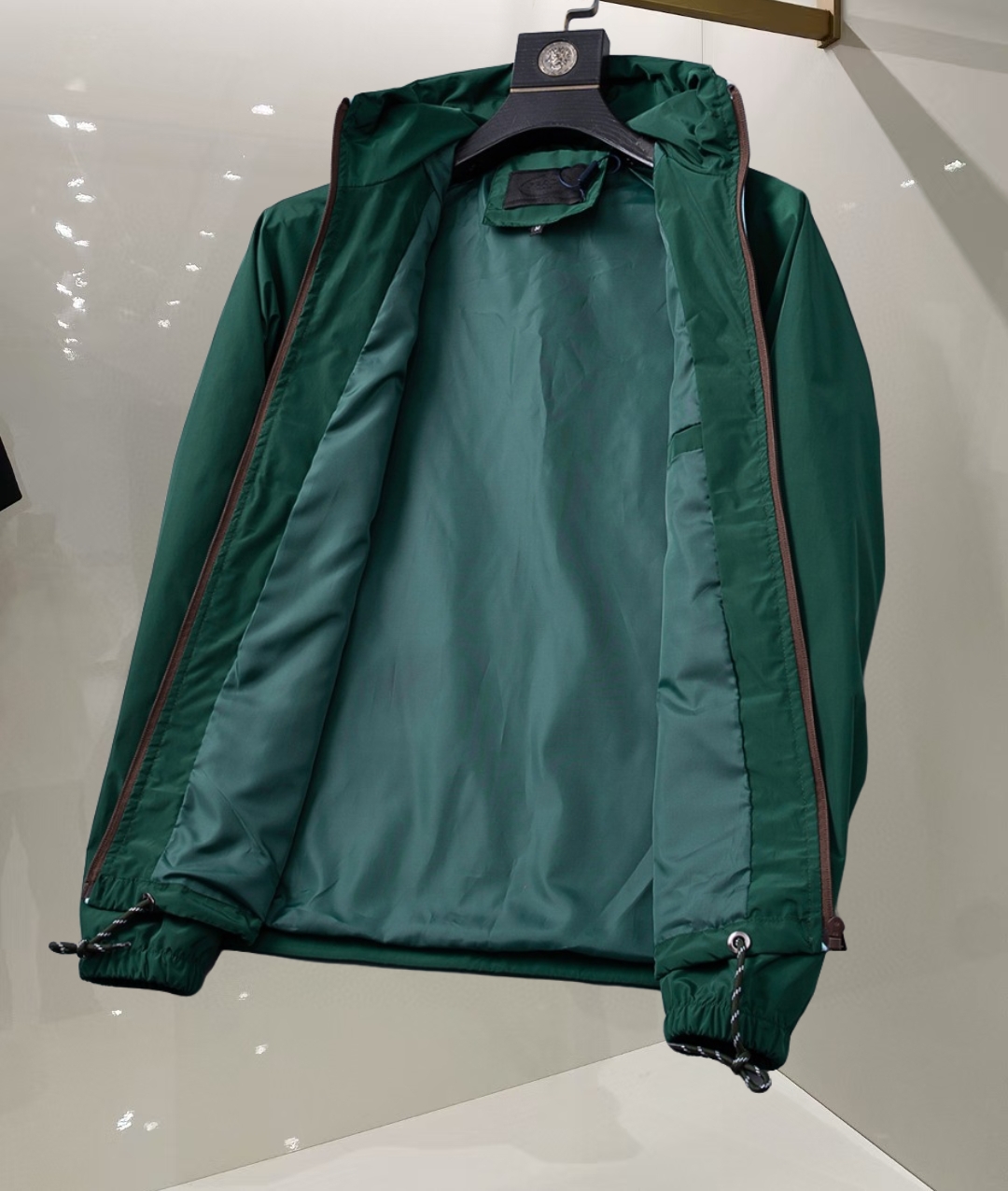 P260
🌸🌸🌸 普拉达Prada 25年最新男士夹克外套,颜色的搭配经典韵味,又不失青春活力,重塑全新的设计画风,展现出大胆而自信的品牌设计理念。
进口面料,袖子和口袋搭配专属品牌设计,体现了对品质和设计的极简追求 低调奢华,将品牌形象和身份地位体现得淋漓尽致!品牌LOGO图标设计简洁而富有辨识度,触感细腻舒适,细节方面出色,处处精致考究,时尚设计,上身干练有型,气场十足!
通体的版型图案和简美学发挥到极致,兼具多种混搭性的一款外套,毫无疑问,属于男人的刚需产品,实穿性极强,配色轻熟百搭!
颜色:图片色。
尺码:M,L,xL,xxL,xxxL