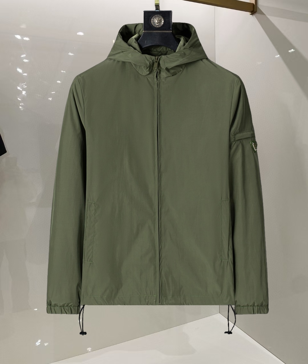 P260
🌸🌸🌸 普拉达Prada 25年最新男士夹克外套,颜色的搭配经典韵味,又不失青春活力,重塑全新的设计画风,展现出大胆而自信的品牌设计理念。
进口面料,袖子和口袋搭配专属品牌设计,体现了对品质和设计的极简追求 低调奢华,将品牌形象和身份地位体现得淋漓尽致!品牌LOGO图标设计简洁而富有辨识度,触感细腻舒适,细节方面出色,处处精致考究,时尚设计,上身干练有型,气场十足!
通体的版型图案和简美学发挥到极致,兼具多种混搭性的一款外套,毫无疑问,属于男人的刚需产品,实穿性极强,配色轻熟百搭!
颜色:图片色。
尺码:M,L,xL,xxL,xxxL