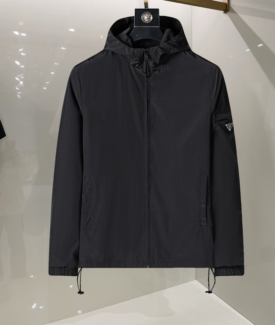 P260
🌸🌸🌸 普拉达Prada 25年最新男士夹克外套,颜色的搭配经典韵味,又不失青春活力,重塑全新的设计画风,展现出大胆而自信的品牌设计理念。
进口面料,袖子和口袋搭配专属品牌设计,体现了对品质和设计的极简追求 低调奢华,将品牌形象和身份地位体现得淋漓尽致!品牌LOGO图标设计简洁而富有辨识度,触感细腻舒适,细节方面出色,处处精致考究,时尚设计,上身干练有型,气场十足!
通体的版型图案和简美学发挥到极致,兼具多种混搭性的一款外套,毫无疑问,属于男人的刚需产品,实穿性极强,配色轻熟百搭!
颜色:图片色。
尺码:M,L,xL,xxL,xxxL