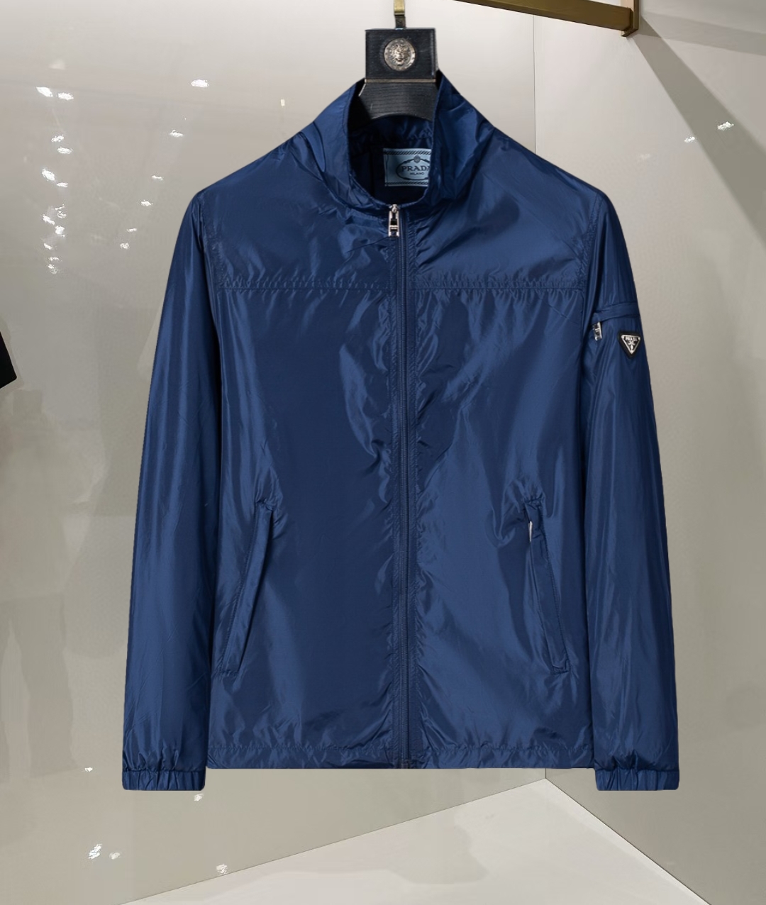 P260
🌸🌸🌸 普拉达Prada 25年最新男士夹克外套,颜色的搭配经典韵味,又不失青春活力,重塑全新的设计画风,展现出大胆而自信的品牌设计理念。
进口面料,袖子和口袋搭配专属品牌设计,体现了对品质和设计的极简追求 低调奢华,将品牌形象和身份地位体现得淋漓尽致!品牌LOGO图标设计简洁而富有辨识度,触感细腻舒适,细节方面出色,处处精致考究,时尚设计,上身干练有型,气场十足!
通体的版型图案和简美学发挥到极致,兼具多种混搭性的一款外套,毫无疑问,属于男人的刚需产品,实穿性极强,配色轻熟百搭!
颜色:图片色。
尺码:M,L,xL,xxL,xxxL