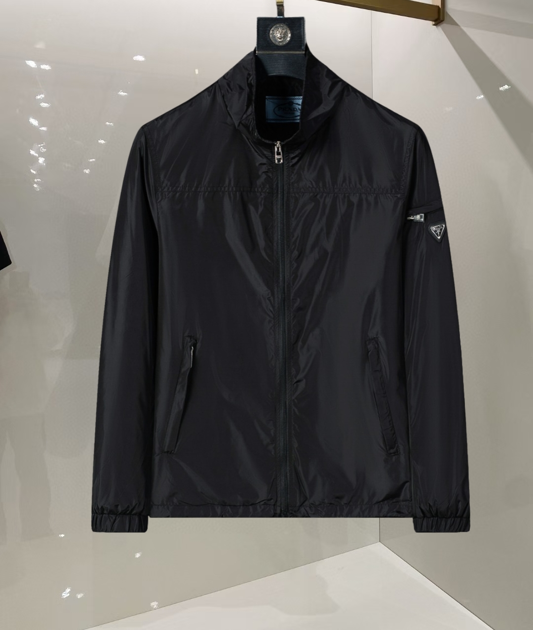 P260
🌸🌸🌸 普拉达Prada 25年最新男士夹克外套,颜色的搭配经典韵味,又不失青春活力,重塑全新的设计画风,展现出大胆而自信的品牌设计理念。
进口面料,袖子和口袋搭配专属品牌设计,体现了对品质和设计的极简追求 低调奢华,将品牌形象和身份地位体现得淋漓尽致!品牌LOGO图标设计简洁而富有辨识度,触感细腻舒适,细节方面出色,处处精致考究,时尚设计,上身干练有型,气场十足!
通体的版型图案和简美学发挥到极致,兼具多种混搭性的一款外套,毫无疑问,属于男人的刚需产品,实穿性极强,配色轻熟百搭!
颜色:图片色。
尺码:M,L,xL,xxL,xxxL