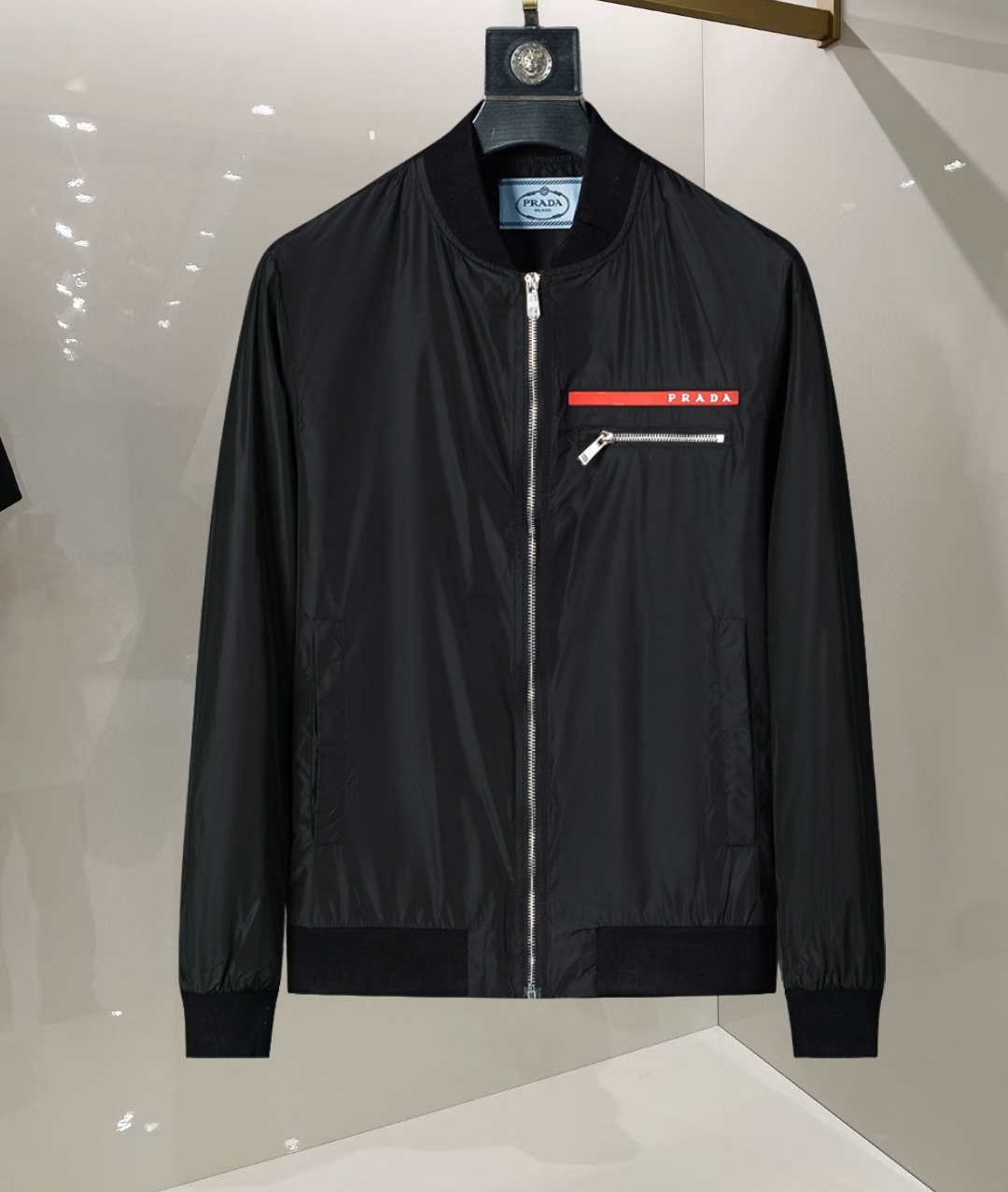 P260
🌸🌸🌸 普拉达Prada 25年最新男士夹克外套,颜色的搭配经典韵味,又不失青春活力,重塑全新的设计画风,展现出大胆而自信的品牌设计理念。
进口面料,袖子和口袋搭配专属品牌设计,体现了对品质和设计的极简追求 低调奢华,将品牌形象和身份地位体现得淋漓尽致!品牌LOGO图标设计简洁而富有辨识度,触感细腻舒适,细节方面出色,处处精致考究,时尚设计,上身干练有型,气场十足!
通体的版型图案和简美学发挥到极致,兼具多种混搭性的一款外套,毫无疑问,属于男人的刚需产品,实穿性极强,配色轻熟百搭!
颜色:图片色。
尺码:M,L,xL,xxL,xxxL