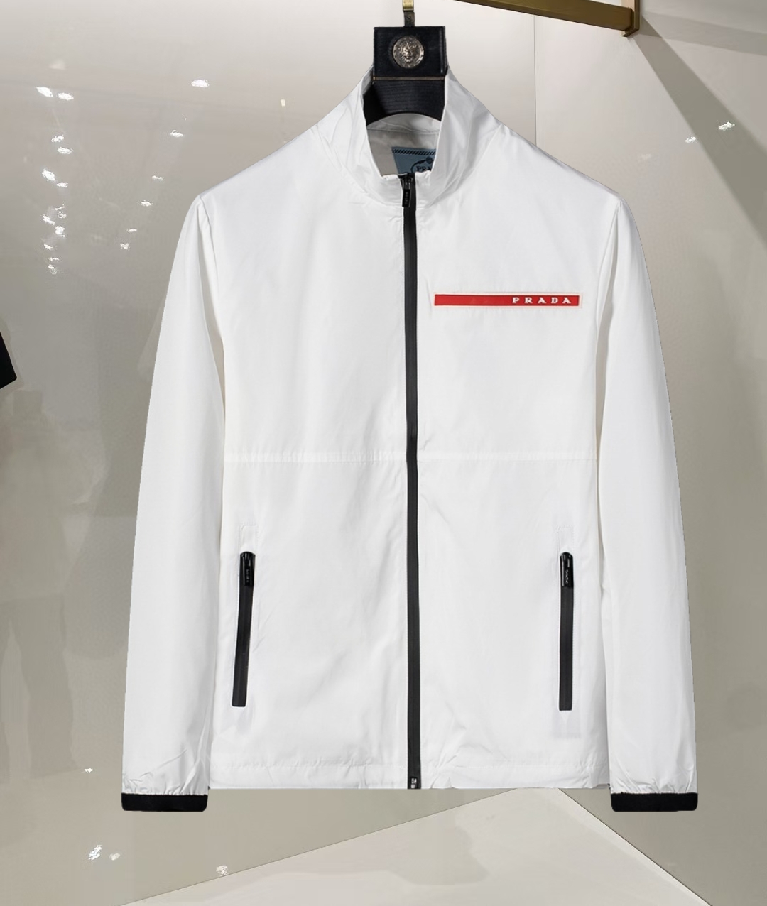 P260
🌸🌸🌸 普拉达Prada 25年最新男士夹克外套,颜色的搭配经典韵味,又不失青春活力,重塑全新的设计画风,展现出大胆而自信的品牌设计理念。
进口面料,袖子和口袋搭配专属品牌设计,体现了对品质和设计的极简追求 低调奢华,将品牌形象和身份地位体现得淋漓尽致!品牌LOGO图标设计简洁而富有辨识度,触感细腻舒适,细节方面出色,处处精致考究,时尚设计,上身干练有型,气场十足!
通体的版型图案和简美学发挥到极致,兼具多种混搭性的一款外套,毫无疑问,属于男人的刚需产品,实穿性极强,配色轻熟百搭!
颜色:图片色。
尺码:M,L,xL,xxL,xxxL