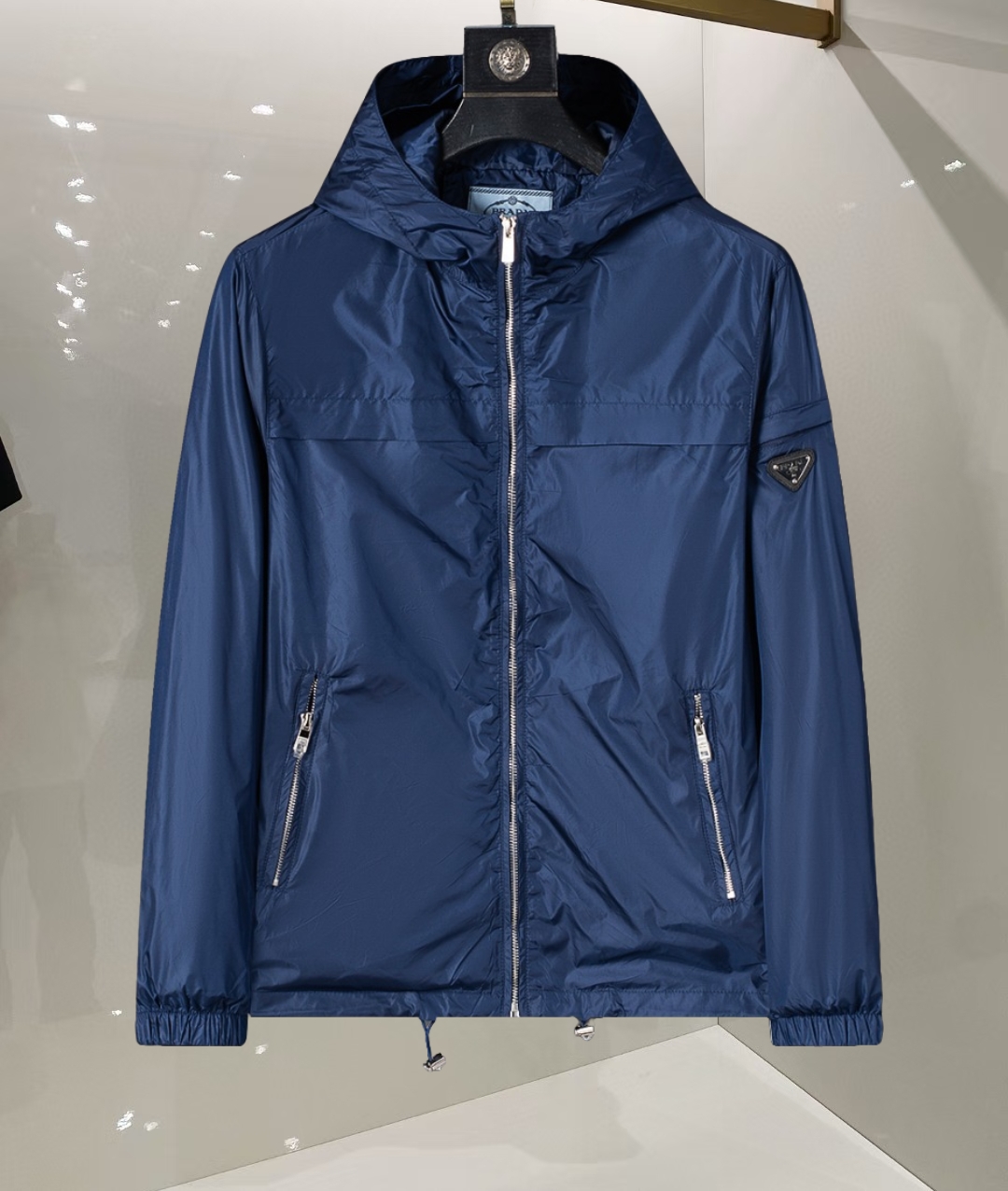 P260
🌸🌸🌸 普拉达Prada 25年最新男士夹克外套,颜色的搭配经典韵味,又不失青春活力,重塑全新的设计画风,展现出大胆而自信的品牌设计理念。
进口面料,袖子和口袋搭配专属品牌设计,体现了对品质和设计的极简追求 低调奢华,将品牌形象和身份地位体现得淋漓尽致!品牌LOGO图标设计简洁而富有辨识度,触感细腻舒适,细节方面出色,处处精致考究,时尚设计,上身干练有型,气场十足!
通体的版型图案和简美学发挥到极致,兼具多种混搭性的一款外套,毫无疑问,属于男人的刚需产品,实穿性极强,配色轻熟百搭!
颜色:图片色。
尺码:M,L,xL,xxL,xxxL