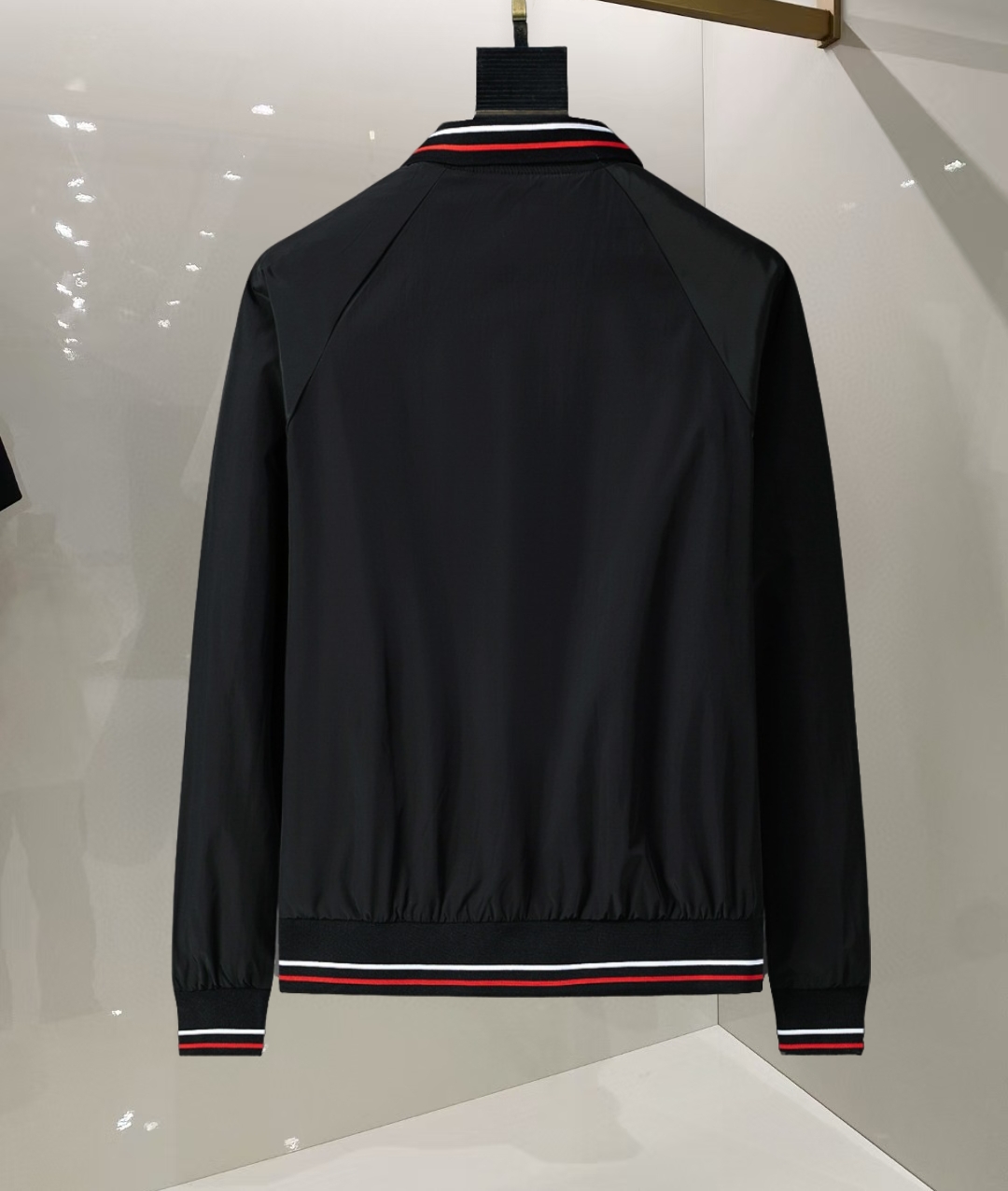 P260
🌸🌸🌸 普拉达Prada 25年最新男士夹克外套,颜色的搭配经典韵味,又不失青春活力,重塑全新的设计画风,展现出大胆而自信的品牌设计理念。
进口面料,袖子和口袋搭配专属品牌设计,体现了对品质和设计的极简追求 低调奢华,将品牌形象和身份地位体现得淋漓尽致!品牌LOGO图标设计简洁而富有辨识度,触感细腻舒适,细节方面出色,处处精致考究,时尚设计,上身干练有型,气场十足!
通体的版型图案和简美学发挥到极致,兼具多种混搭性的一款外套,毫无疑问,属于男人的刚需产品,实穿性极强,配色轻熟百搭!
颜色:图片色。
尺码:M,L,xL,xxL,xxxL