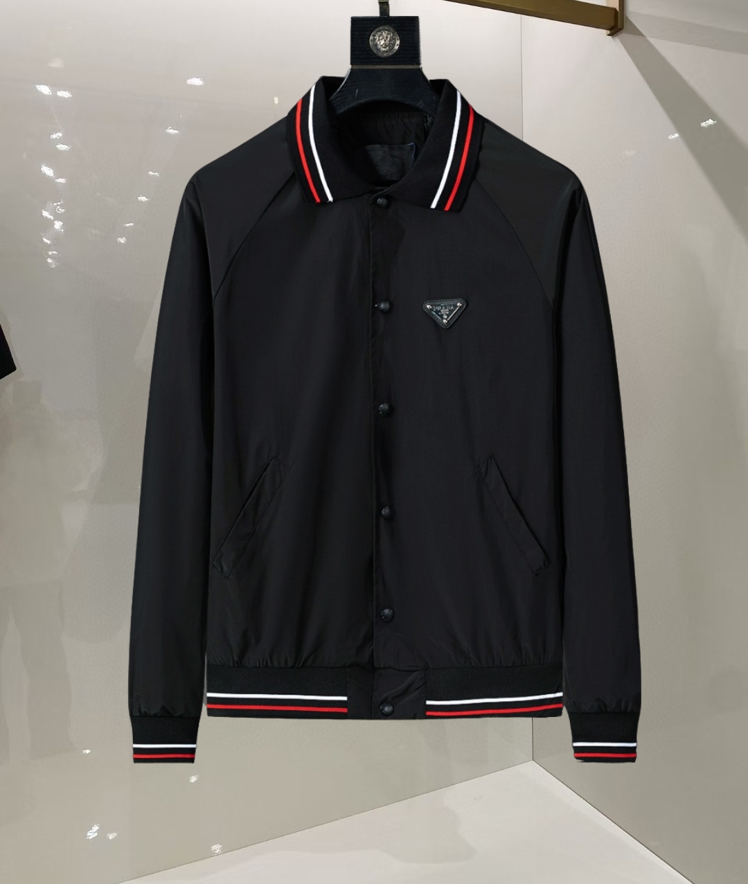 P260
🌸🌸🌸 普拉达Prada 25年最新男士夹克外套,颜色的搭配经典韵味,又不失青春活力,重塑全新的设计画风,展现出大胆而自信的品牌设计理念。
进口面料,袖子和口袋搭配专属品牌设计,体现了对品质和设计的极简追求 低调奢华,将品牌形象和身份地位体现得淋漓尽致!品牌LOGO图标设计简洁而富有辨识度,触感细腻舒适,细节方面出色,处处精致考究,时尚设计,上身干练有型,气场十足!
通体的版型图案和简美学发挥到极致,兼具多种混搭性的一款外套,毫无疑问,属于男人的刚需产品,实穿性极强,配色轻熟百搭!
颜色:图片色。
尺码:M,L,xL,xxL,xxxL