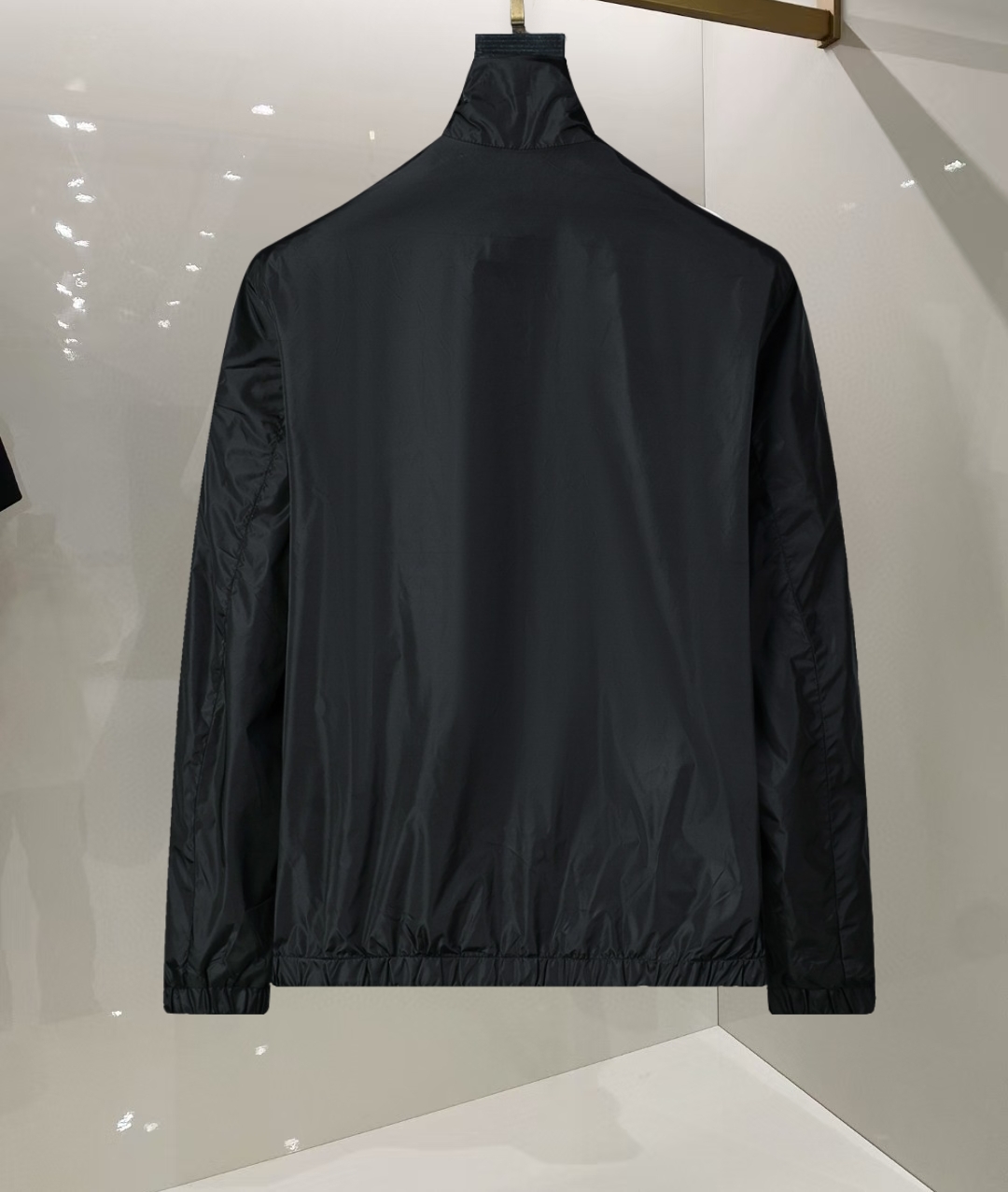 P260
🌸🌸🌸 普拉达Prada 25年最新男士夹克外套,颜色的搭配经典韵味,又不失青春活力,重塑全新的设计画风,展现出大胆而自信的品牌设计理念。
进口面料,袖子和口袋搭配专属品牌设计,体现了对品质和设计的极简追求 低调奢华,将品牌形象和身份地位体现得淋漓尽致!品牌LOGO图标设计简洁而富有辨识度,触感细腻舒适,细节方面出色,处处精致考究,时尚设计,上身干练有型,气场十足!
通体的版型图案和简美学发挥到极致,兼具多种混搭性的一款外套,毫无疑问,属于男人的刚需产品,实穿性极强,配色轻熟百搭!
颜色:图片色。
尺码:M,L,xL,xxL,xxxL