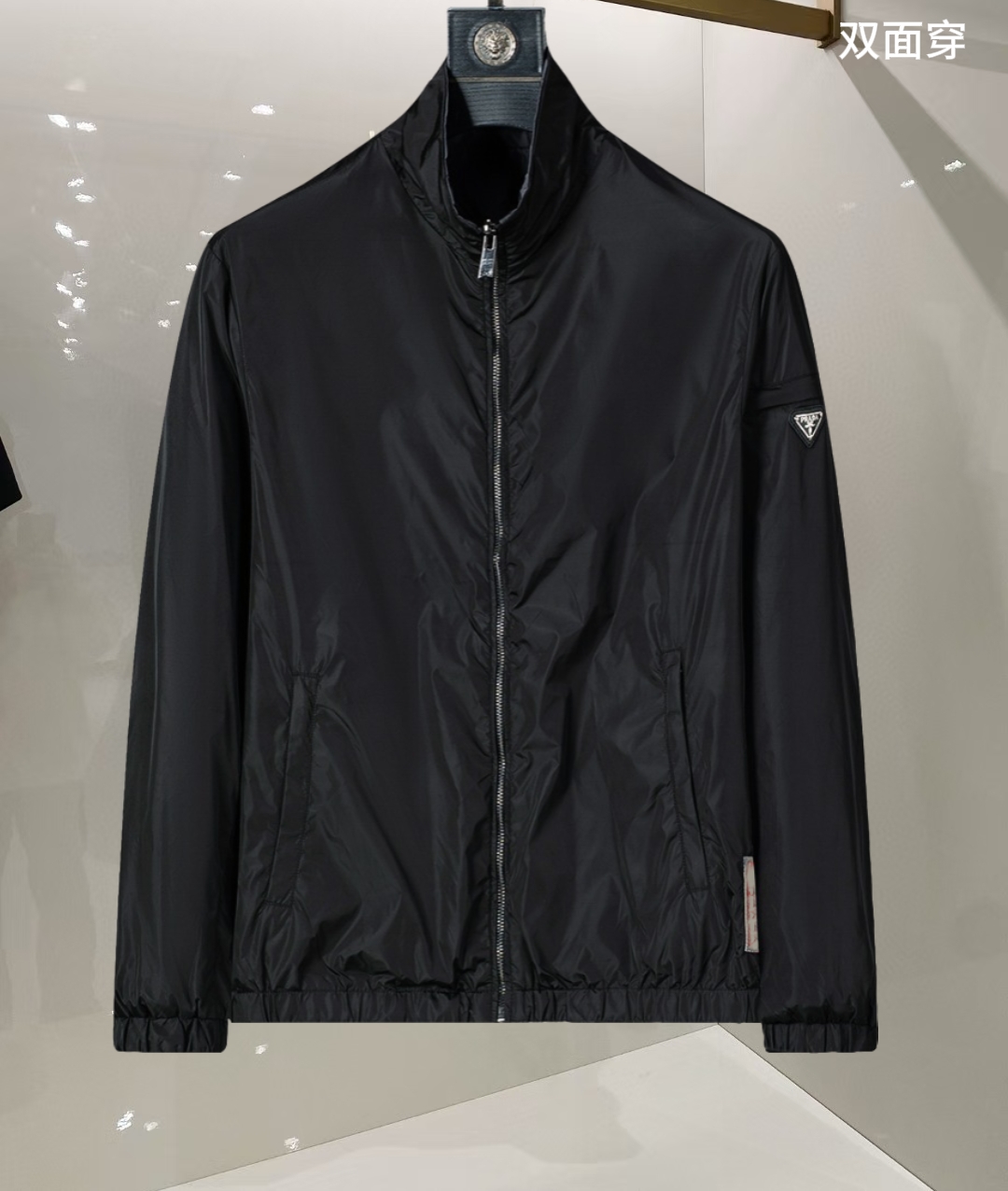 P260
🌸🌸🌸 普拉达Prada 25年最新男士夹克外套,颜色的搭配经典韵味,又不失青春活力,重塑全新的设计画风,展现出大胆而自信的品牌设计理念。
进口面料,袖子和口袋搭配专属品牌设计,体现了对品质和设计的极简追求 低调奢华,将品牌形象和身份地位体现得淋漓尽致!品牌LOGO图标设计简洁而富有辨识度,触感细腻舒适,细节方面出色,处处精致考究,时尚设计,上身干练有型,气场十足!
通体的版型图案和简美学发挥到极致,兼具多种混搭性的一款外套,毫无疑问,属于男人的刚需产品,实穿性极强,配色轻熟百搭!
颜色:图片色。
尺码:M,L,xL,xxL,xxxL