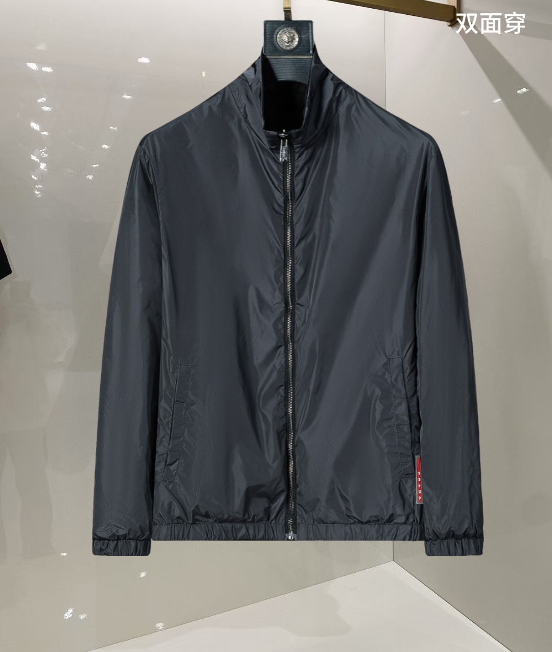 P260
🌸🌸🌸 普拉达Prada 25年最新男士夹克外套,颜色的搭配经典韵味,又不失青春活力,重塑全新的设计画风,展现出大胆而自信的品牌设计理念。
进口面料,袖子和口袋搭配专属品牌设计,体现了对品质和设计的极简追求 低调奢华,将品牌形象和身份地位体现得淋漓尽致!品牌LOGO图标设计简洁而富有辨识度,触感细腻舒适,细节方面出色,处处精致考究,时尚设计,上身干练有型,气场十足!
通体的版型图案和简美学发挥到极致,兼具多种混搭性的一款外套,毫无疑问,属于男人的刚需产品,实穿性极强,配色轻熟百搭!
颜色:图片色。
尺码:M,L,xL,xxL,xxxL