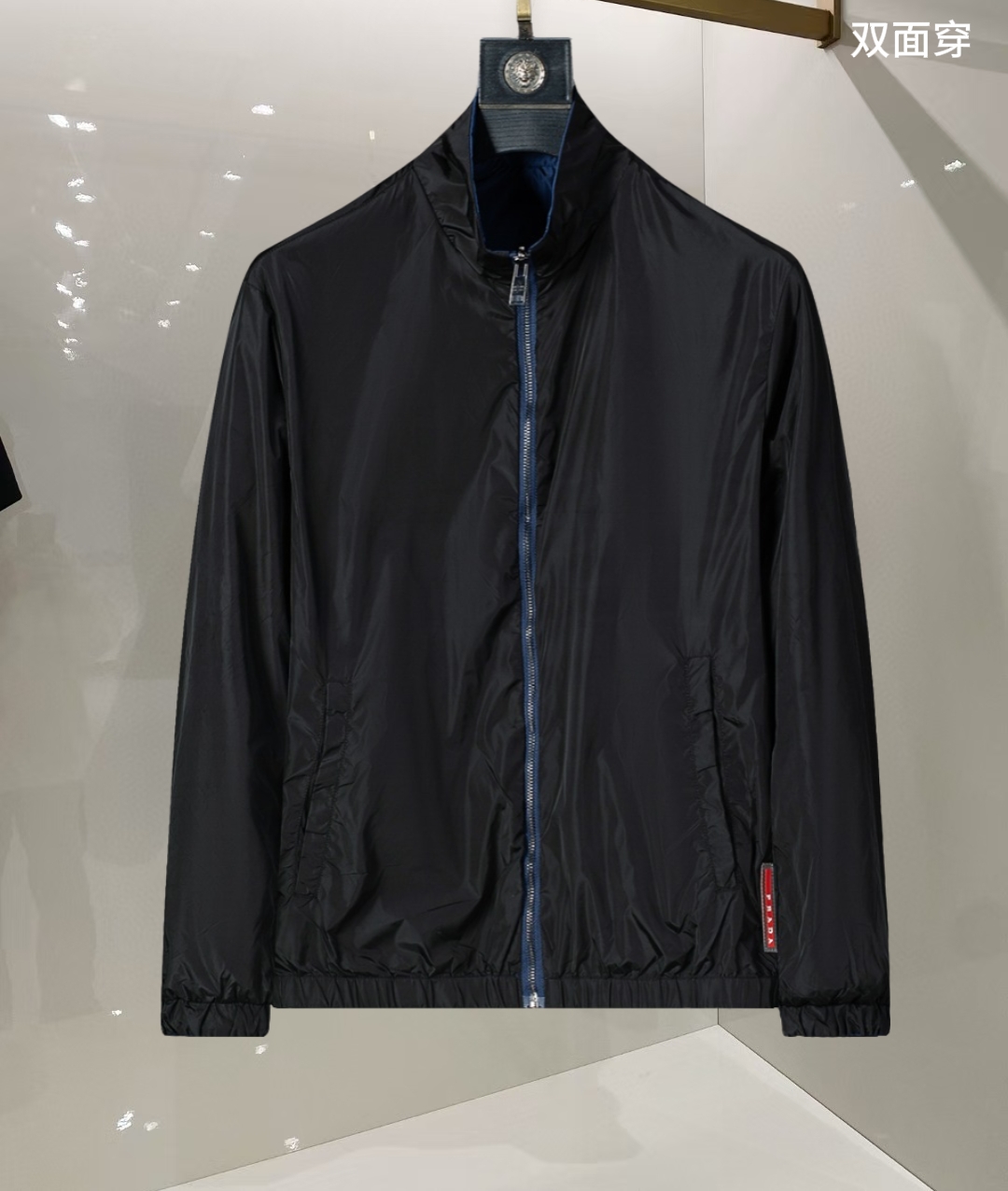 P260
🌸🌸🌸 普拉达Prada 25年最新男士夹克外套,颜色的搭配经典韵味,又不失青春活力,重塑全新的设计画风,展现出大胆而自信的品牌设计理念。
进口面料,袖子和口袋搭配专属品牌设计,体现了对品质和设计的极简追求 低调奢华,将品牌形象和身份地位体现得淋漓尽致!品牌LOGO图标设计简洁而富有辨识度,触感细腻舒适,细节方面出色,处处精致考究,时尚设计,上身干练有型,气场十足!
通体的版型图案和简美学发挥到极致,兼具多种混搭性的一款外套,毫无疑问,属于男人的刚需产品,实穿性极强,配色轻熟百搭!
颜色:图片色。
尺码:M,L,xL,xxL,xxxL