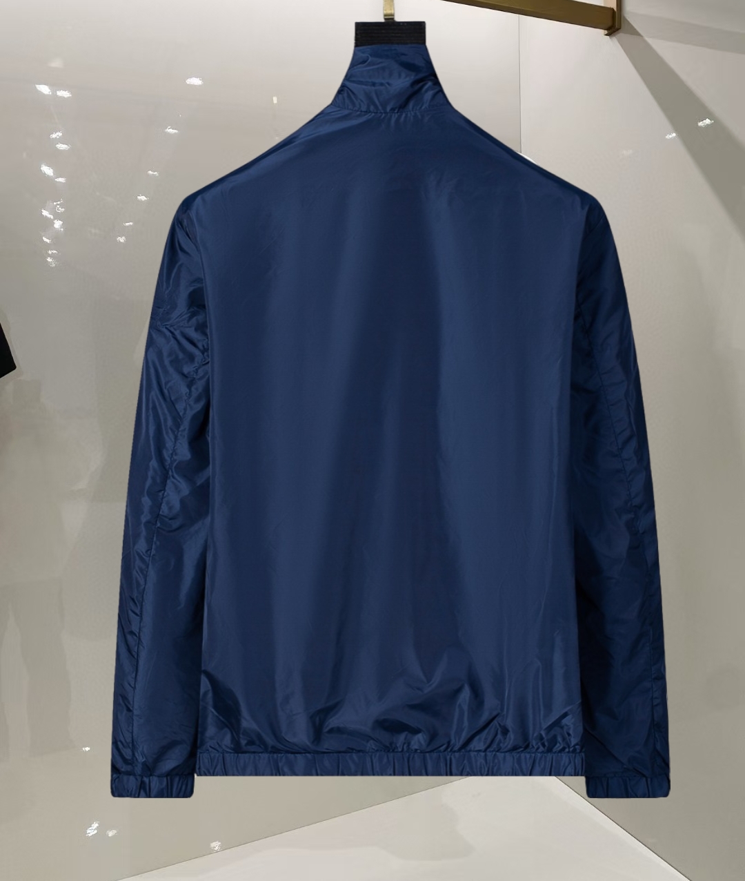 P260
🌸🌸🌸 普拉达Prada 25年最新男士夹克外套,颜色的搭配经典韵味,又不失青春活力,重塑全新的设计画风,展现出大胆而自信的品牌设计理念。
进口面料,袖子和口袋搭配专属品牌设计,体现了对品质和设计的极简追求 低调奢华,将品牌形象和身份地位体现得淋漓尽致!品牌LOGO图标设计简洁而富有辨识度,触感细腻舒适,细节方面出色,处处精致考究,时尚设计,上身干练有型,气场十足!
通体的版型图案和简美学发挥到极致,兼具多种混搭性的一款外套,毫无疑问,属于男人的刚需产品,实穿性极强,配色轻熟百搭!
颜色:图片色。
尺码:M,L,xL,xxL,xxxL