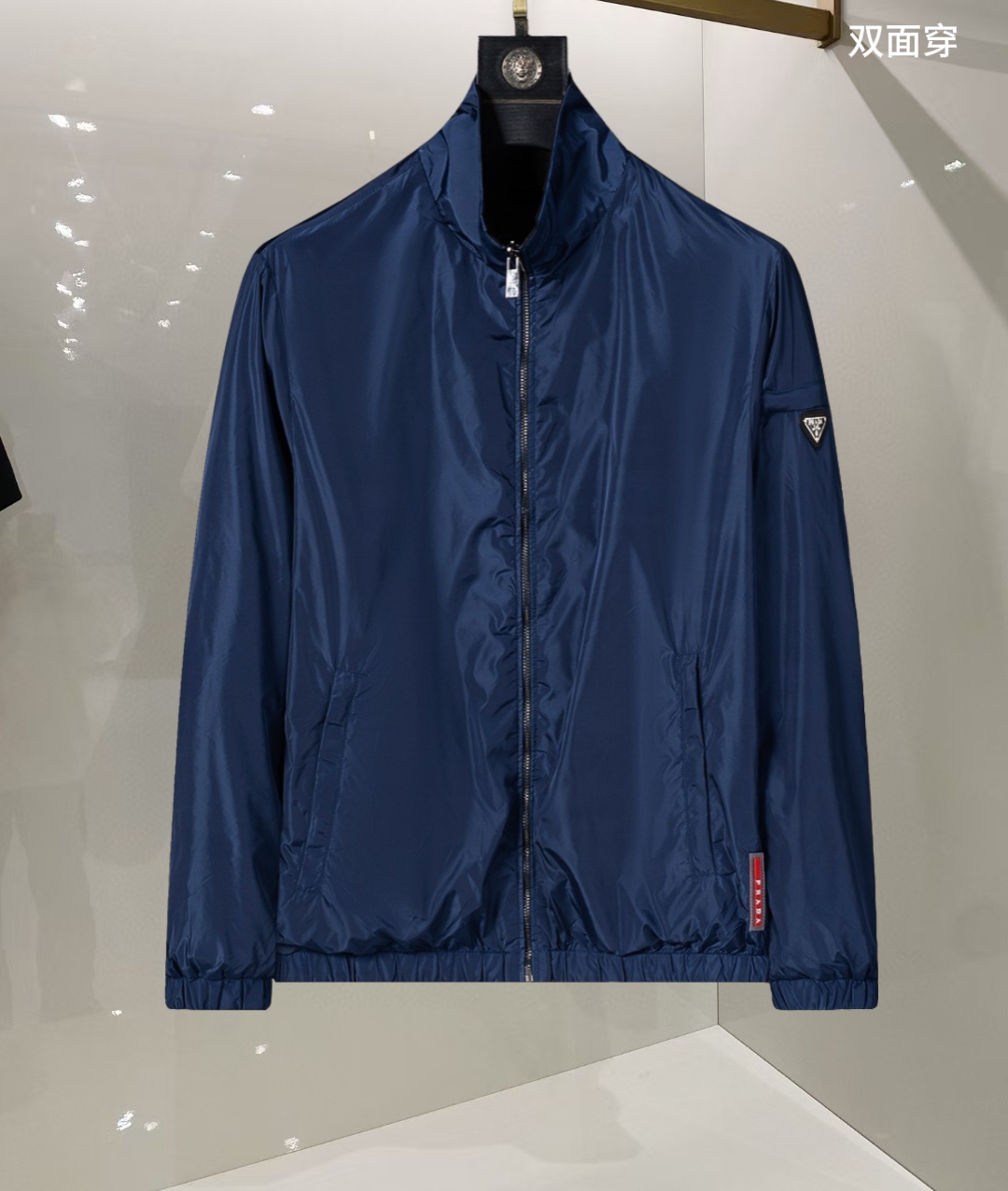 P260
🌸🌸🌸 普拉达Prada 25年最新男士夹克外套,颜色的搭配经典韵味,又不失青春活力,重塑全新的设计画风,展现出大胆而自信的品牌设计理念。
进口面料,袖子和口袋搭配专属品牌设计,体现了对品质和设计的极简追求 低调奢华,将品牌形象和身份地位体现得淋漓尽致!品牌LOGO图标设计简洁而富有辨识度,触感细腻舒适,细节方面出色,处处精致考究,时尚设计,上身干练有型,气场十足!
通体的版型图案和简美学发挥到极致,兼具多种混搭性的一款外套,毫无疑问,属于男人的刚需产品,实穿性极强,配色轻熟百搭!
颜色:图片色。
尺码:M,L,xL,xxL,xxxL