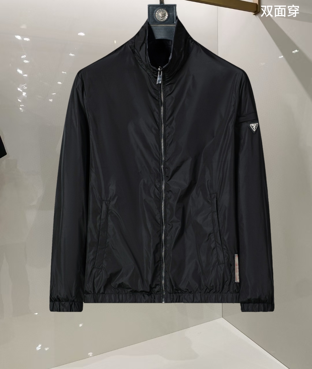 P260
🌸🌸🌸 普拉达Prada 25年最新男士夹克外套,颜色的搭配经典韵味,又不失青春活力,重塑全新的设计画风,展现出大胆而自信的品牌设计理念。
进口面料,袖子和口袋搭配专属品牌设计,体现了对品质和设计的极简追求 低调奢华,将品牌形象和身份地位体现得淋漓尽致!品牌LOGO图标设计简洁而富有辨识度,触感细腻舒适,细节方面出色,处处精致考究,时尚设计,上身干练有型,气场十足!
通体的版型图案和简美学发挥到极致,兼具多种混搭性的一款外套,毫无疑问,属于男人的刚需产品,实穿性极强,配色轻熟百搭!
颜色:图片色。
尺码:M,L,xL,xxL,xxxL