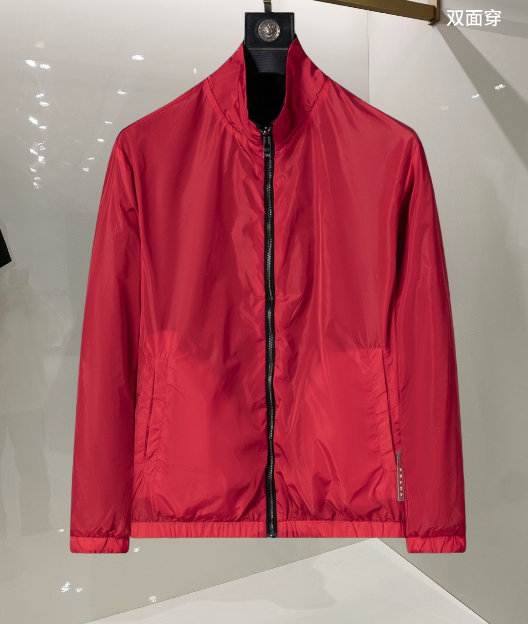 P260
🌸🌸🌸 普拉达Prada 25年最新男士夹克外套,颜色的搭配经典韵味,又不失青春活力,重塑全新的设计画风,展现出大胆而自信的品牌设计理念。
进口面料,袖子和口袋搭配专属品牌设计,体现了对品质和设计的极简追求 低调奢华,将品牌形象和身份地位体现得淋漓尽致!品牌LOGO图标设计简洁而富有辨识度,触感细腻舒适,细节方面出色,处处精致考究,时尚设计,上身干练有型,气场十足!
通体的版型图案和简美学发挥到极致,兼具多种混搭性的一款外套,毫无疑问,属于男人的刚需产品,实穿性极强,配色轻熟百搭!
颜色:图片色。
尺码:M,L,xL,xxL,xxxL